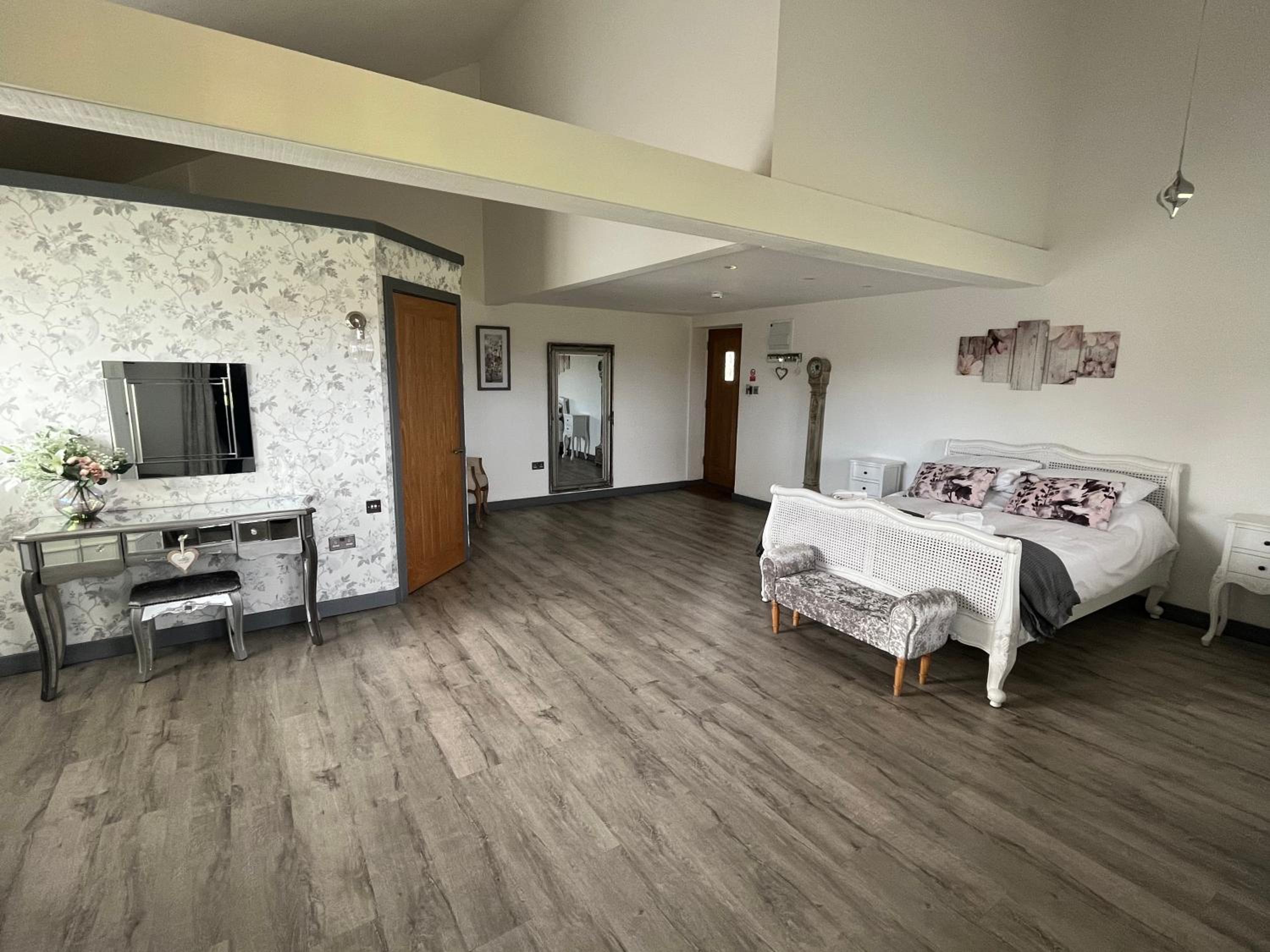 Deluxe Double Room with Bath - Photo 1