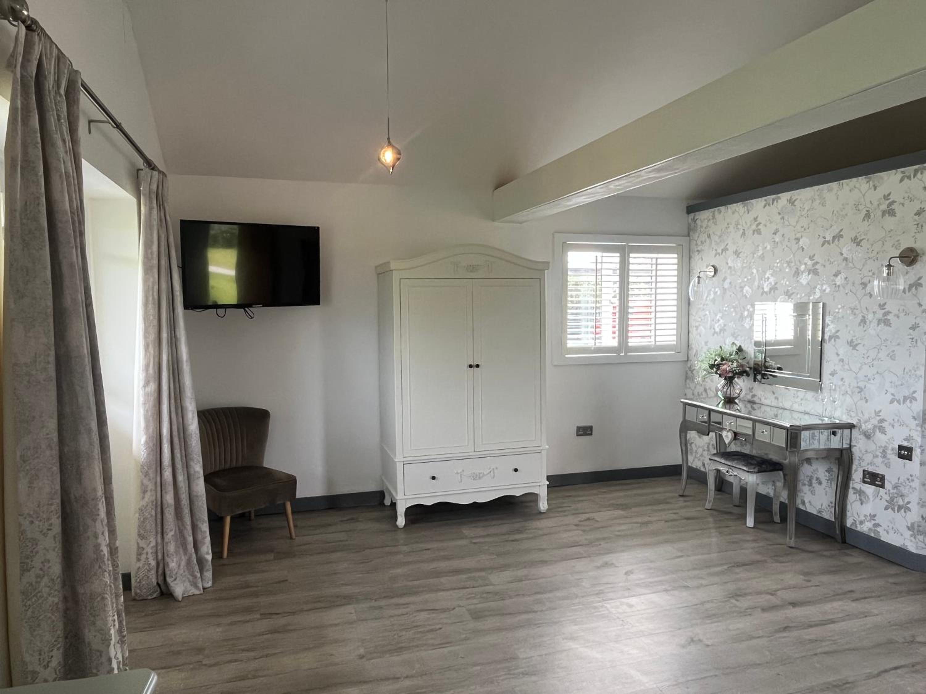 Deluxe Double Room with Bath - Photo 5