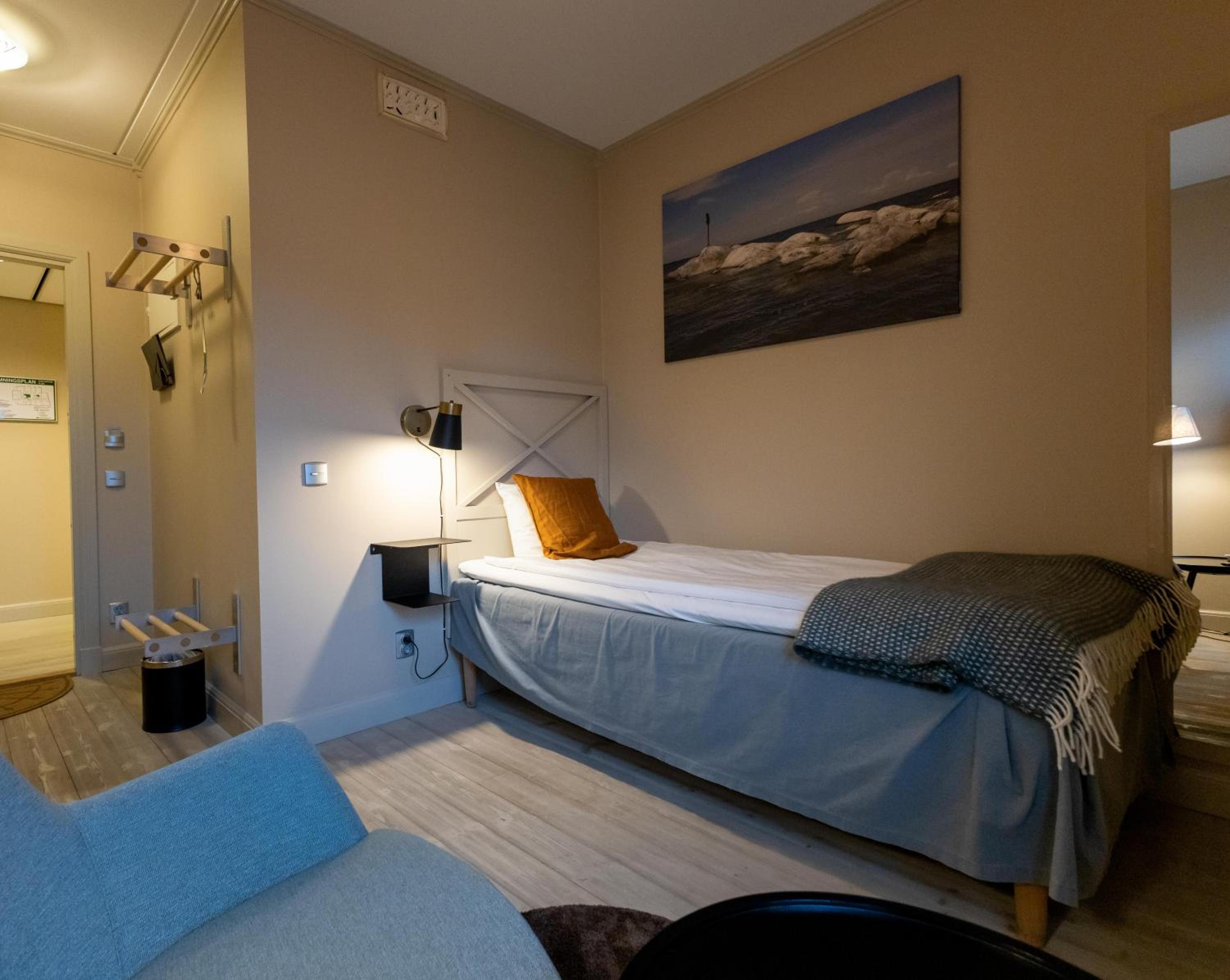 Small Double Room (55 in bed) - Photo 3