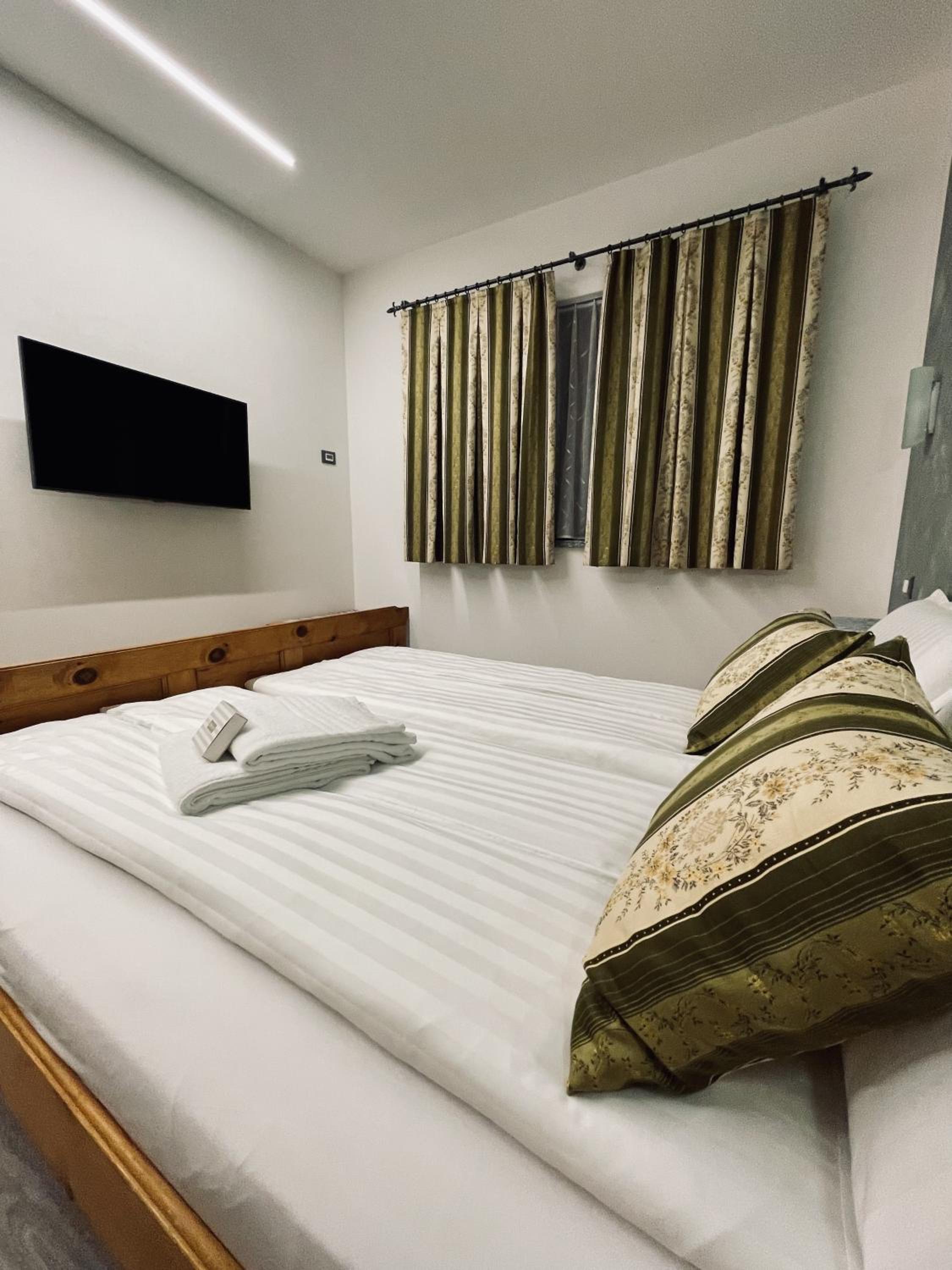 Double Room with Private Bathroom photo 2