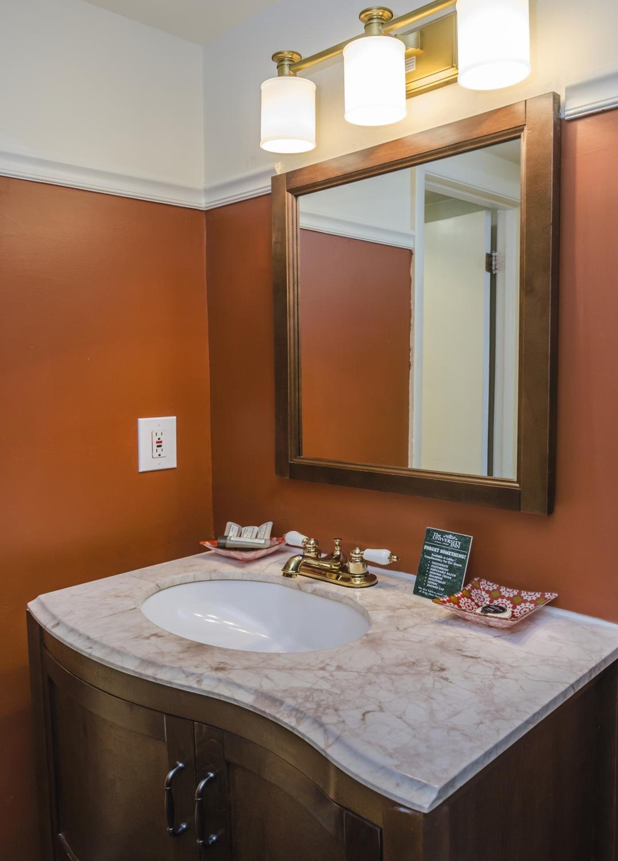 Deluxe Double Room with Private Bath - Photo 2