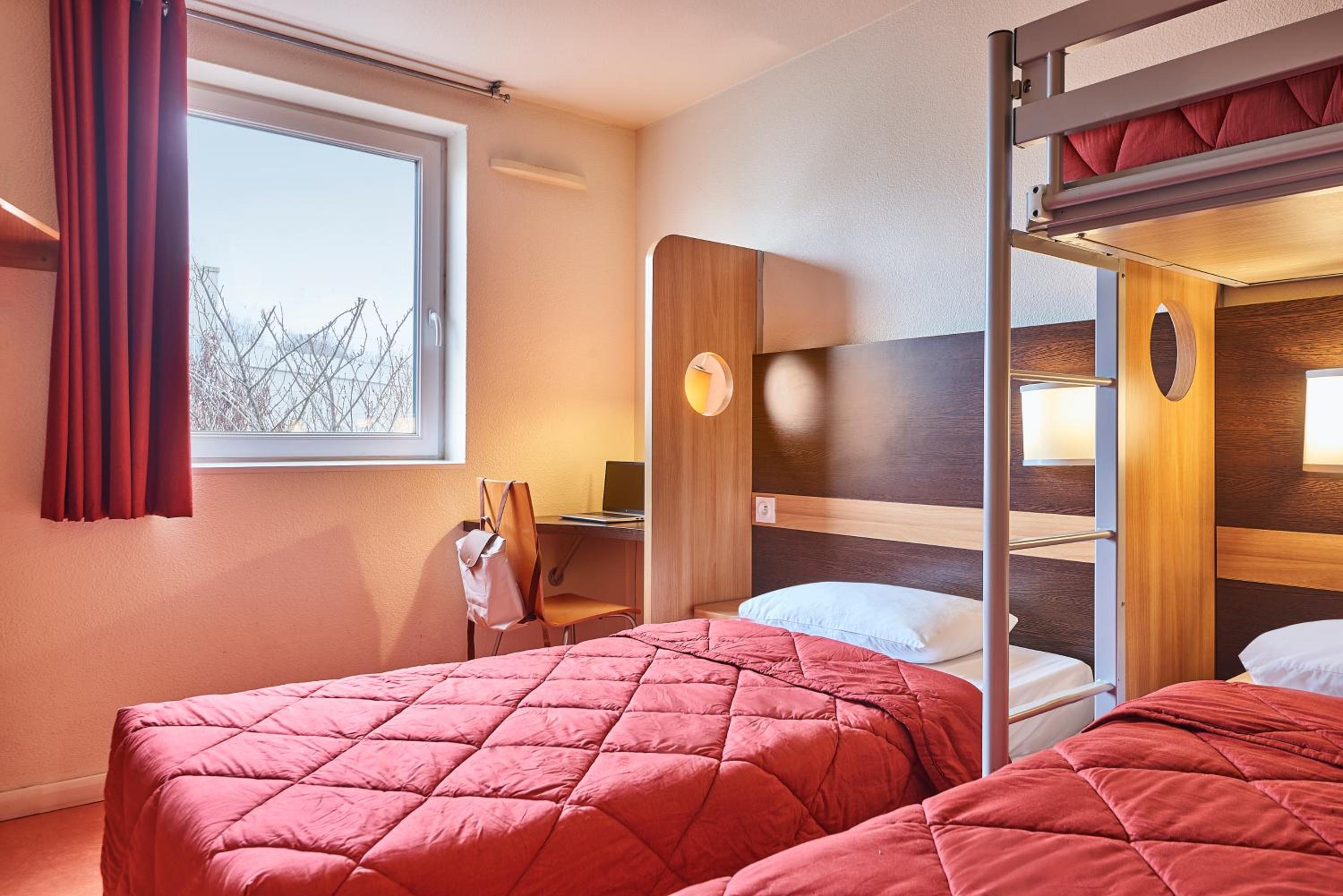 Quadruple Room with 1 Double Bed and 2 Single Beds - Photo 2
