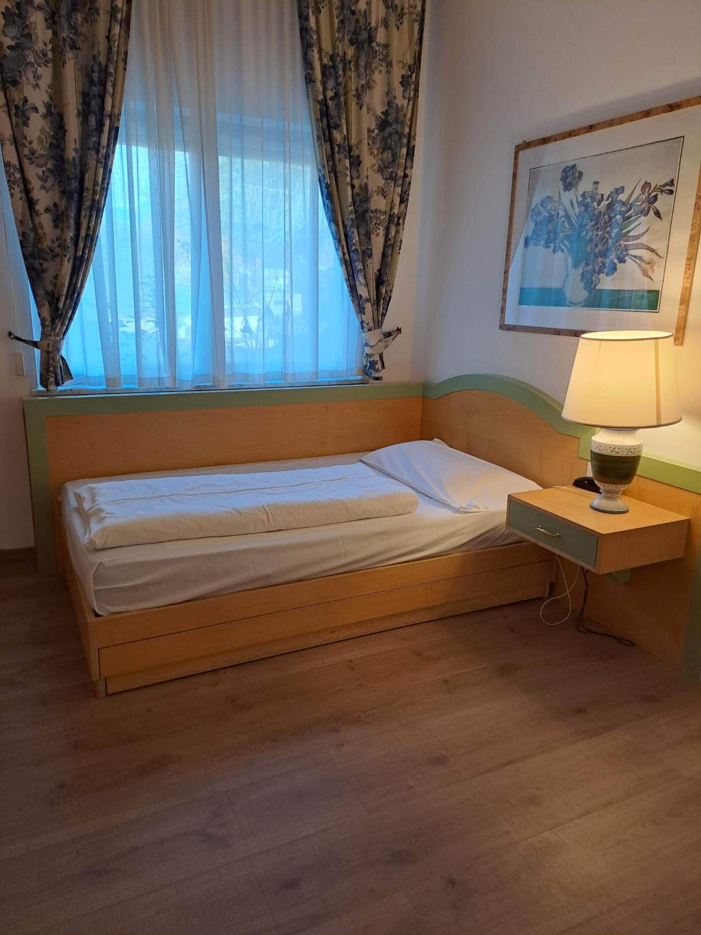 Single room with French bed