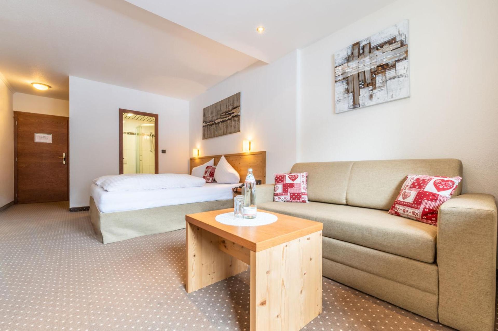 Double Room with Balcony and Mountain View - Photo 2
