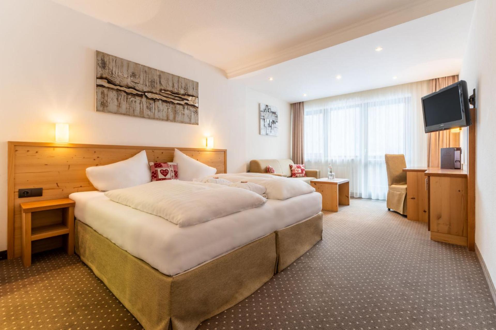 Double Room with Balcony and Mountain View - Photo 1