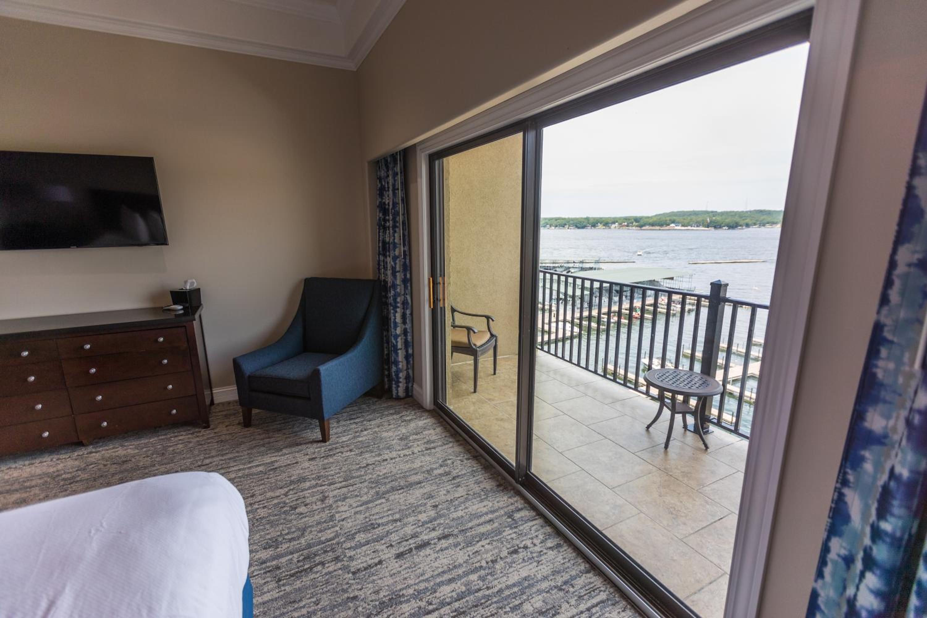 King Suite with Spa Bath - Photo 2