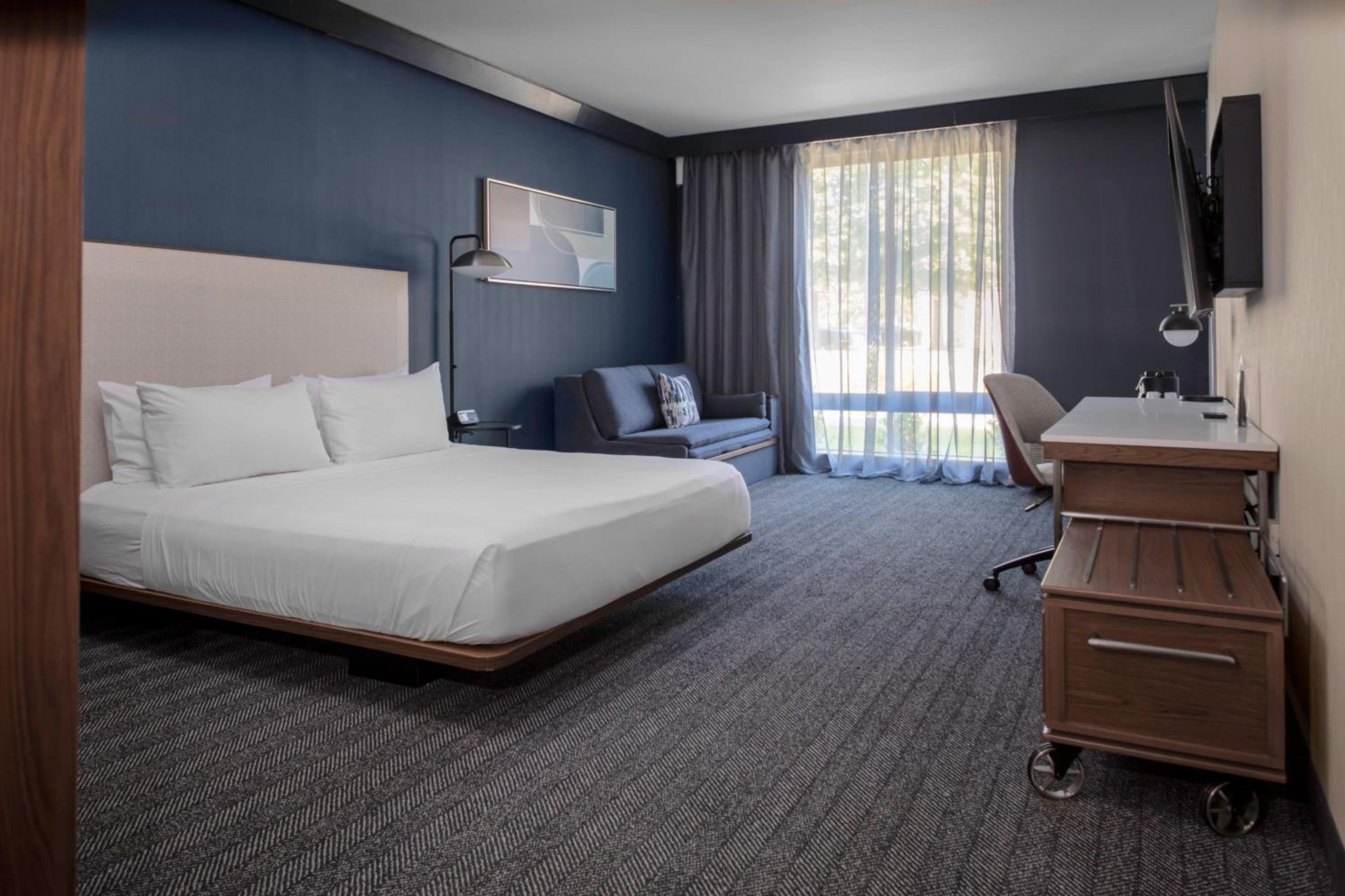 King Room with Sofa Bed - Photo 1