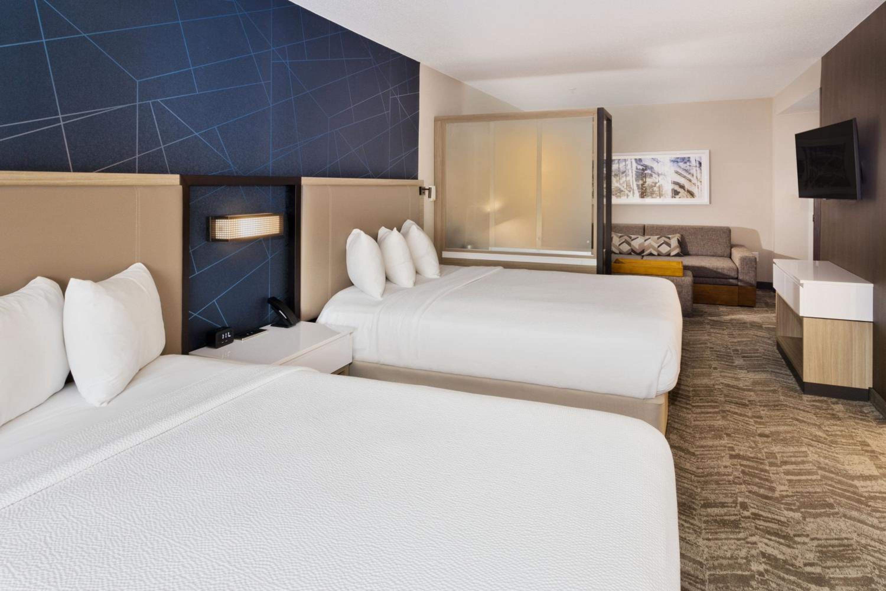 Queen Suite with Two Queen Beds, Bathtub and Trundle Sofa - Mobility Access/Hearing Accessible - Photo 2