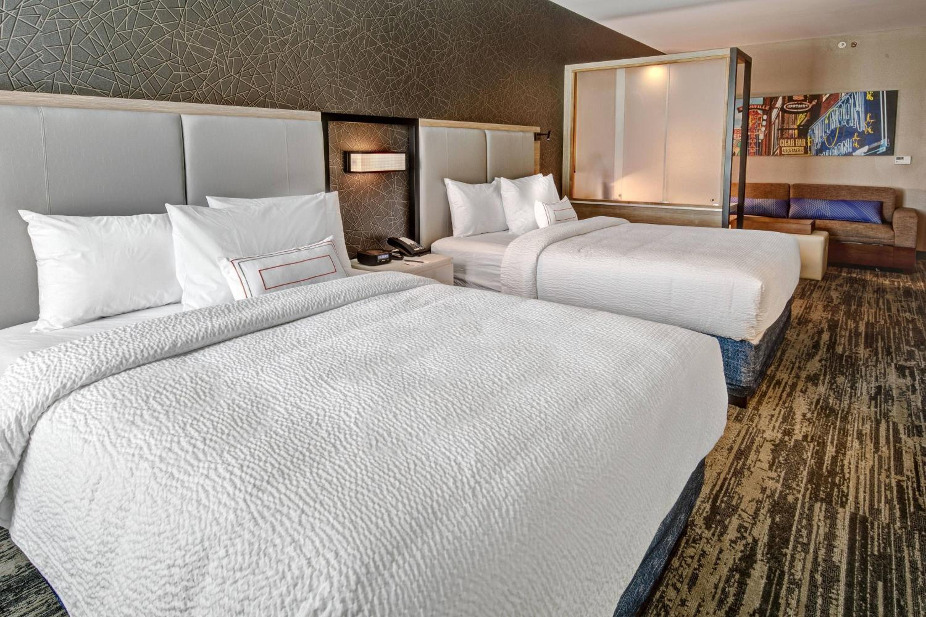 Deluxe Suite, 2 Queen, Trundle bed - Photo 2