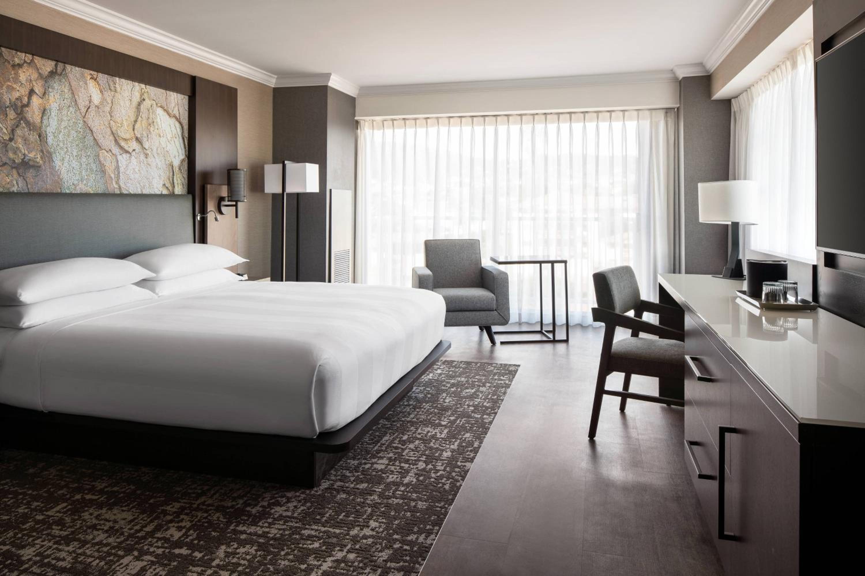 King Room with City View - Photo 3