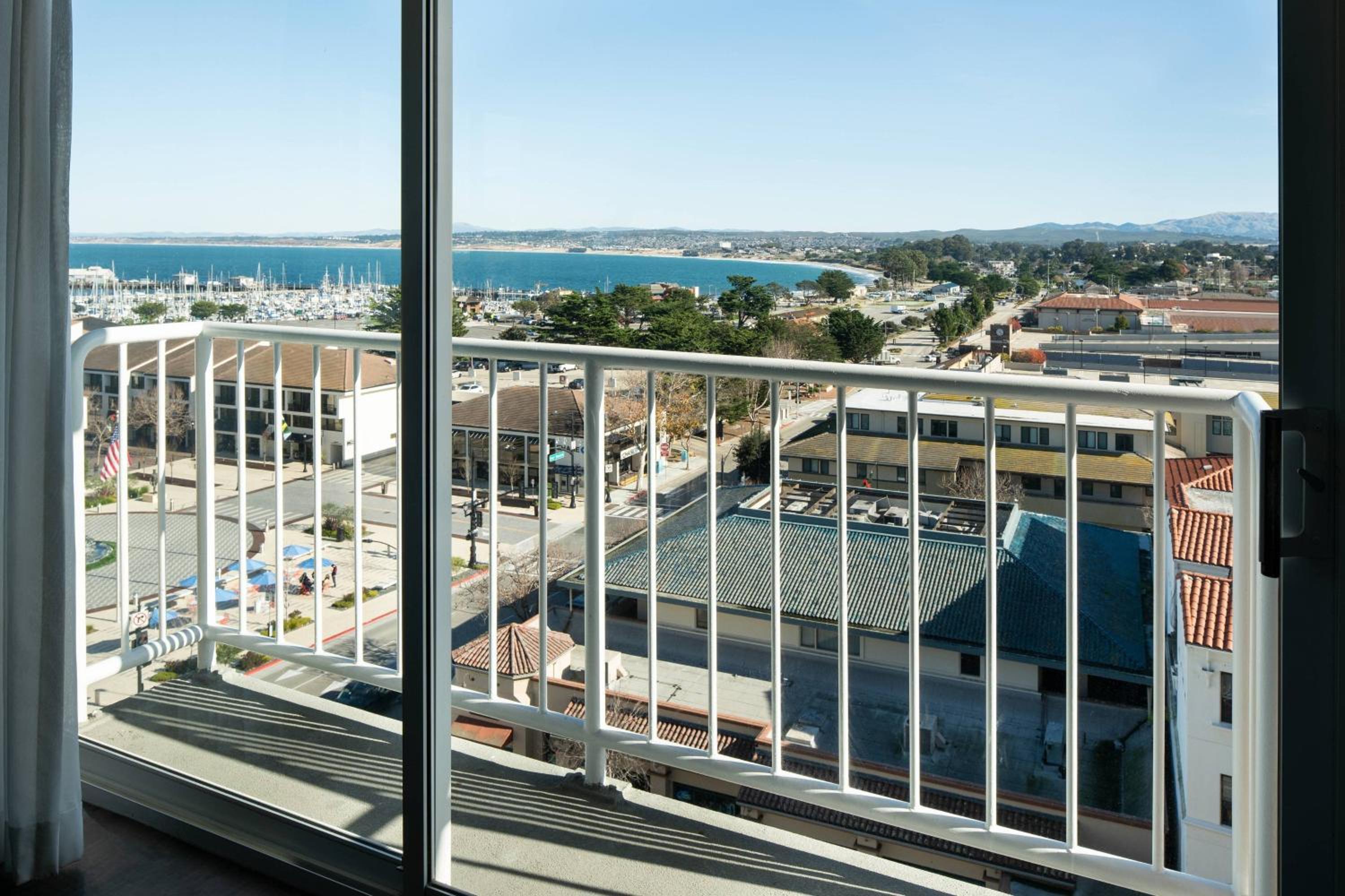 Double Room with Bay View - Photo 4