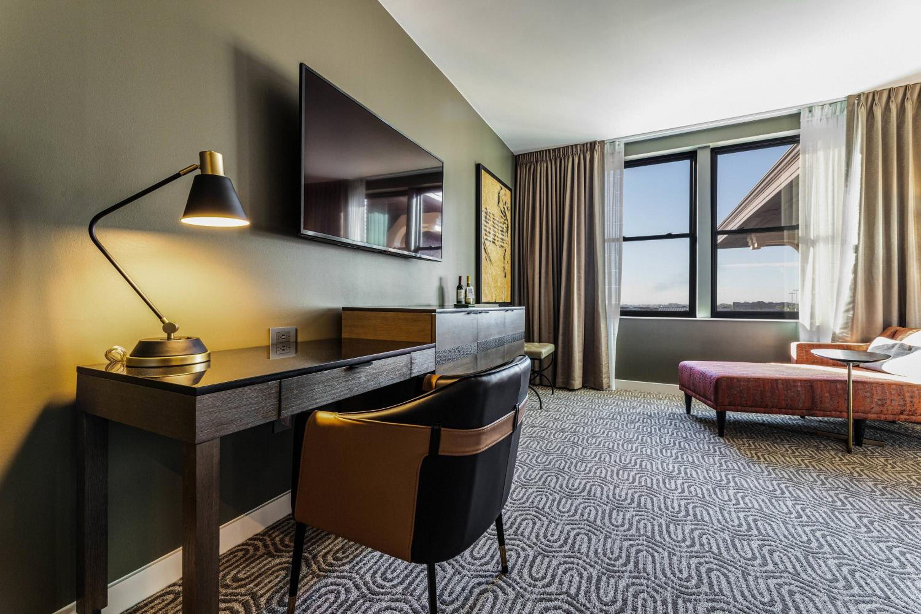 Deluxe King Room - Photo 3