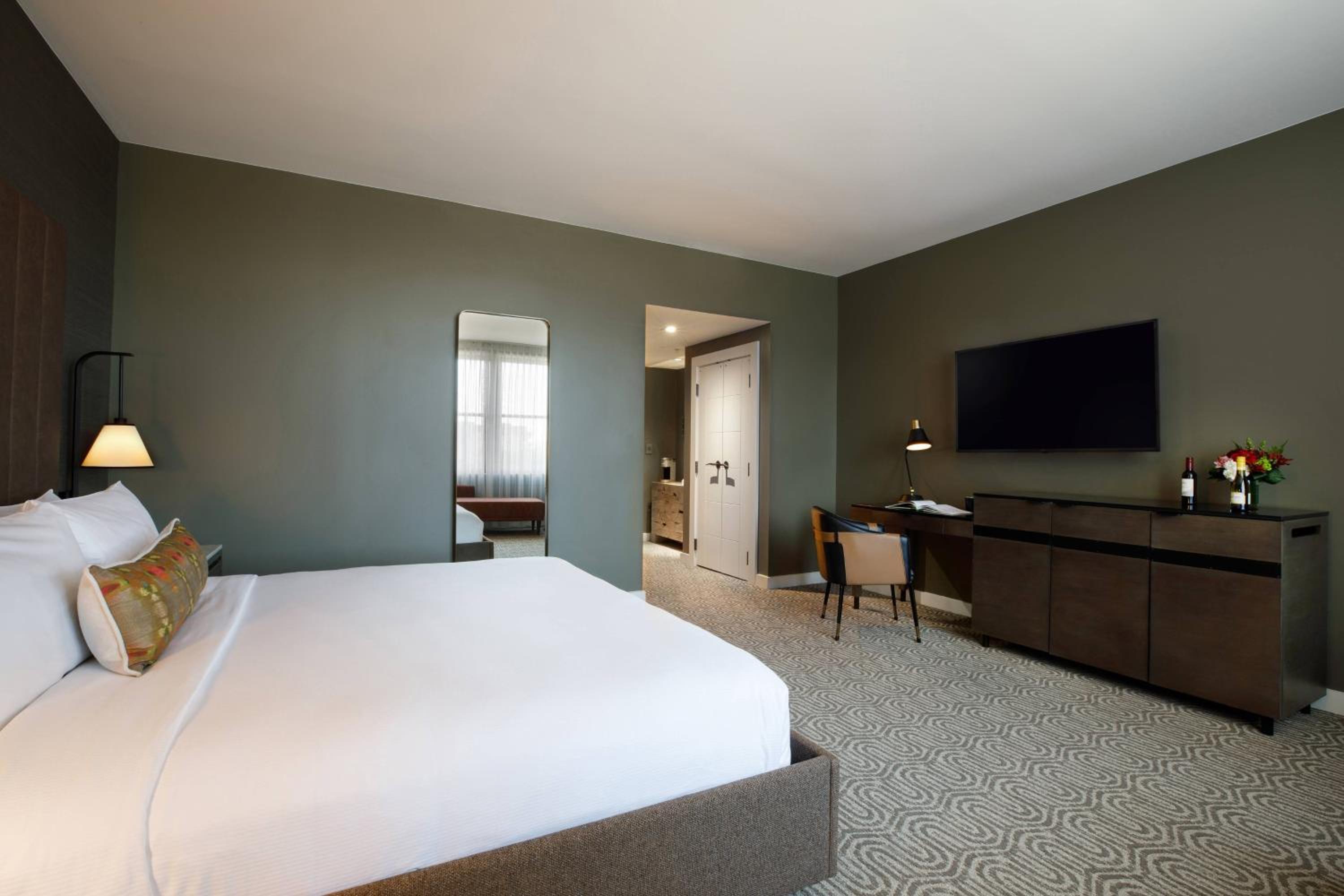 Deluxe King Room - Photo 2