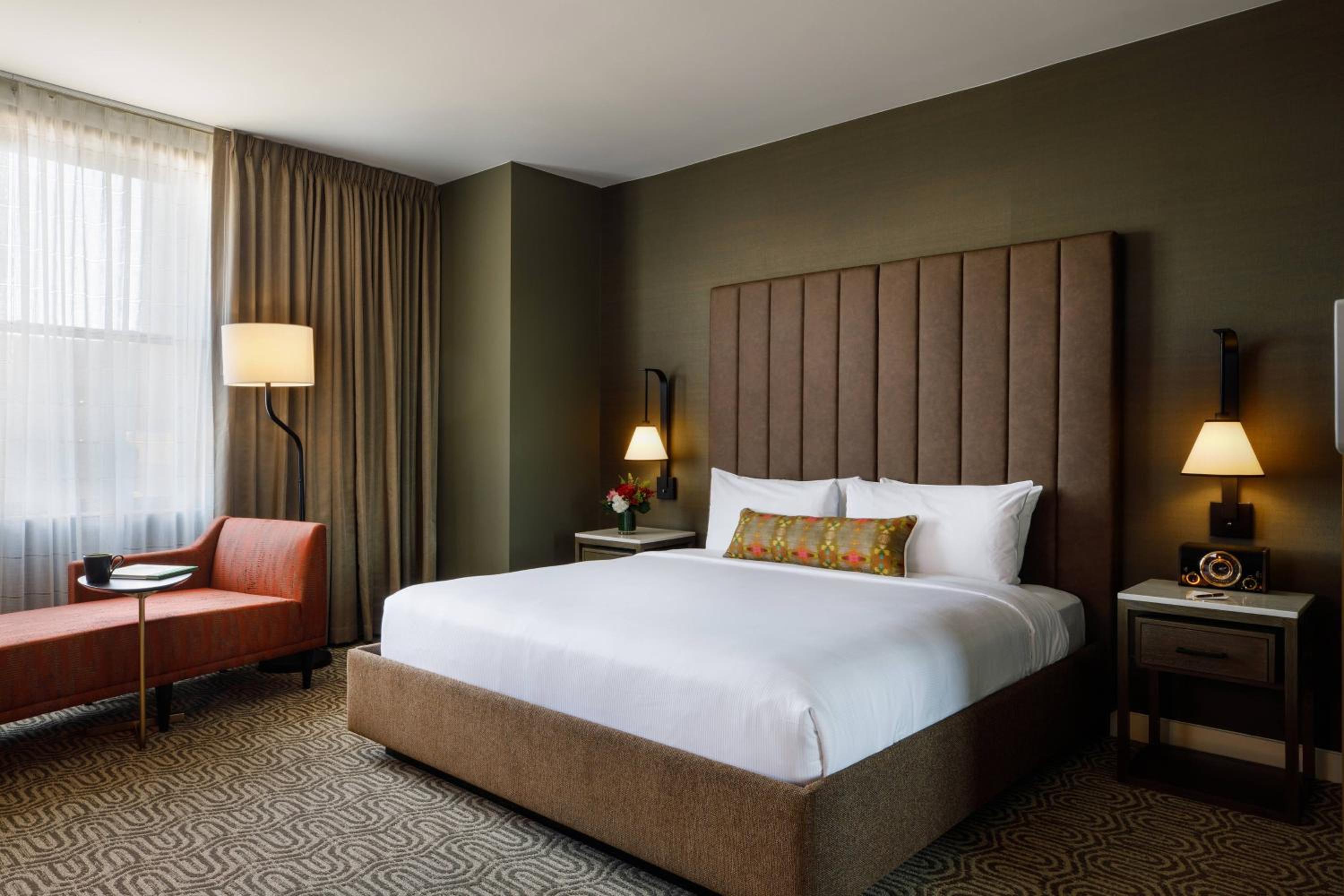 Deluxe King Room - Photo 7