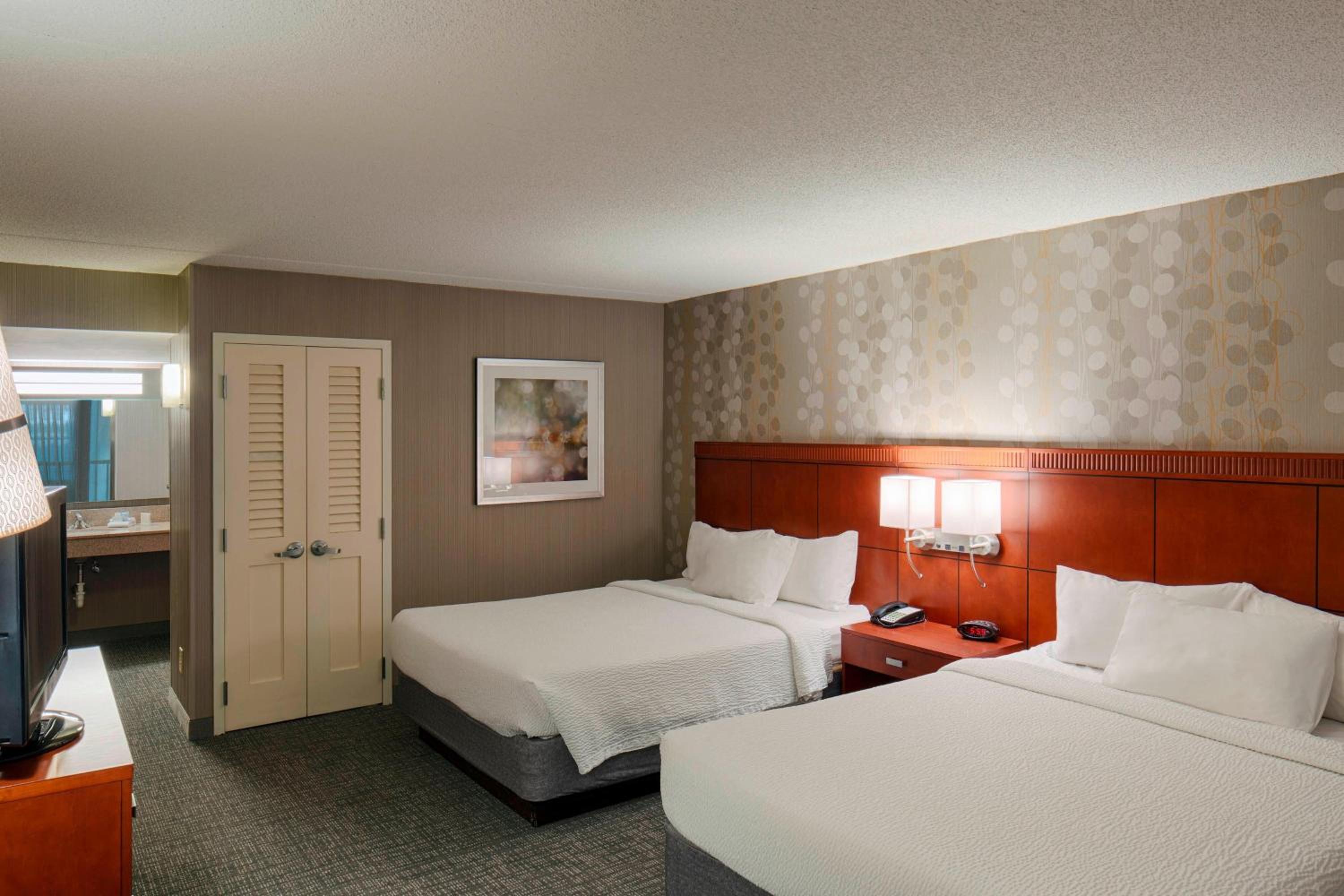 Queen Room with Two Queen Beds photo 3