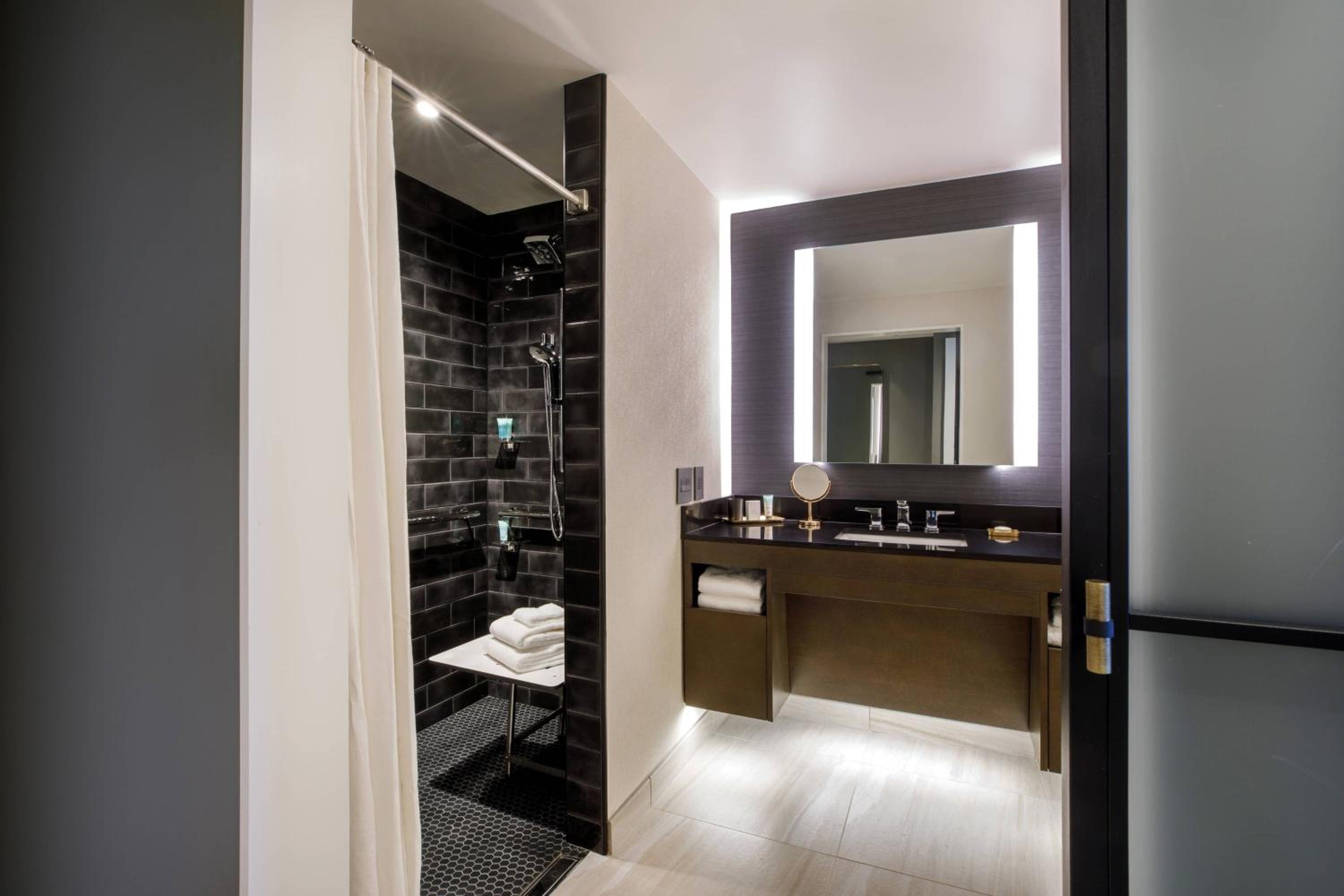 Deluxe Queen Room - Photo 5