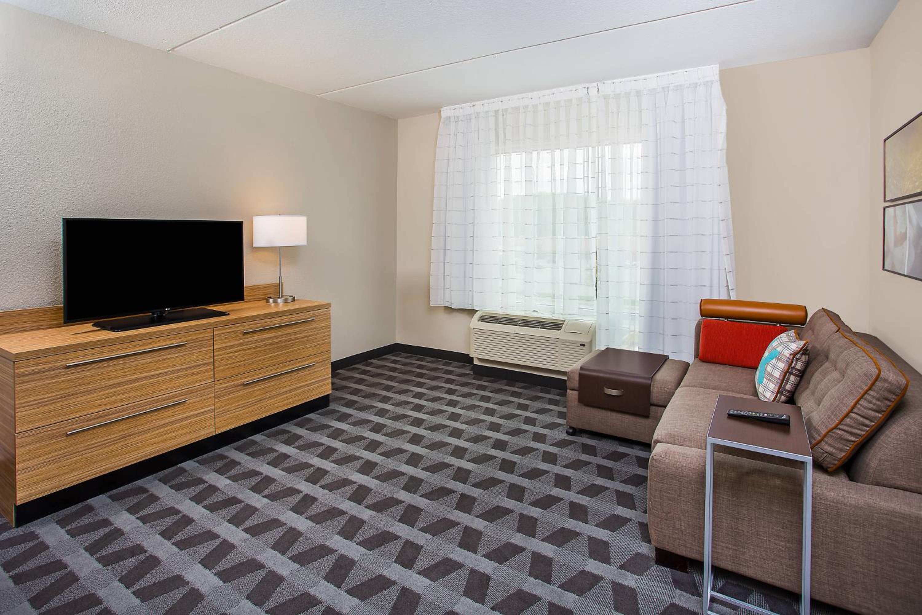 One-Bedroom Queen Suite photo 1