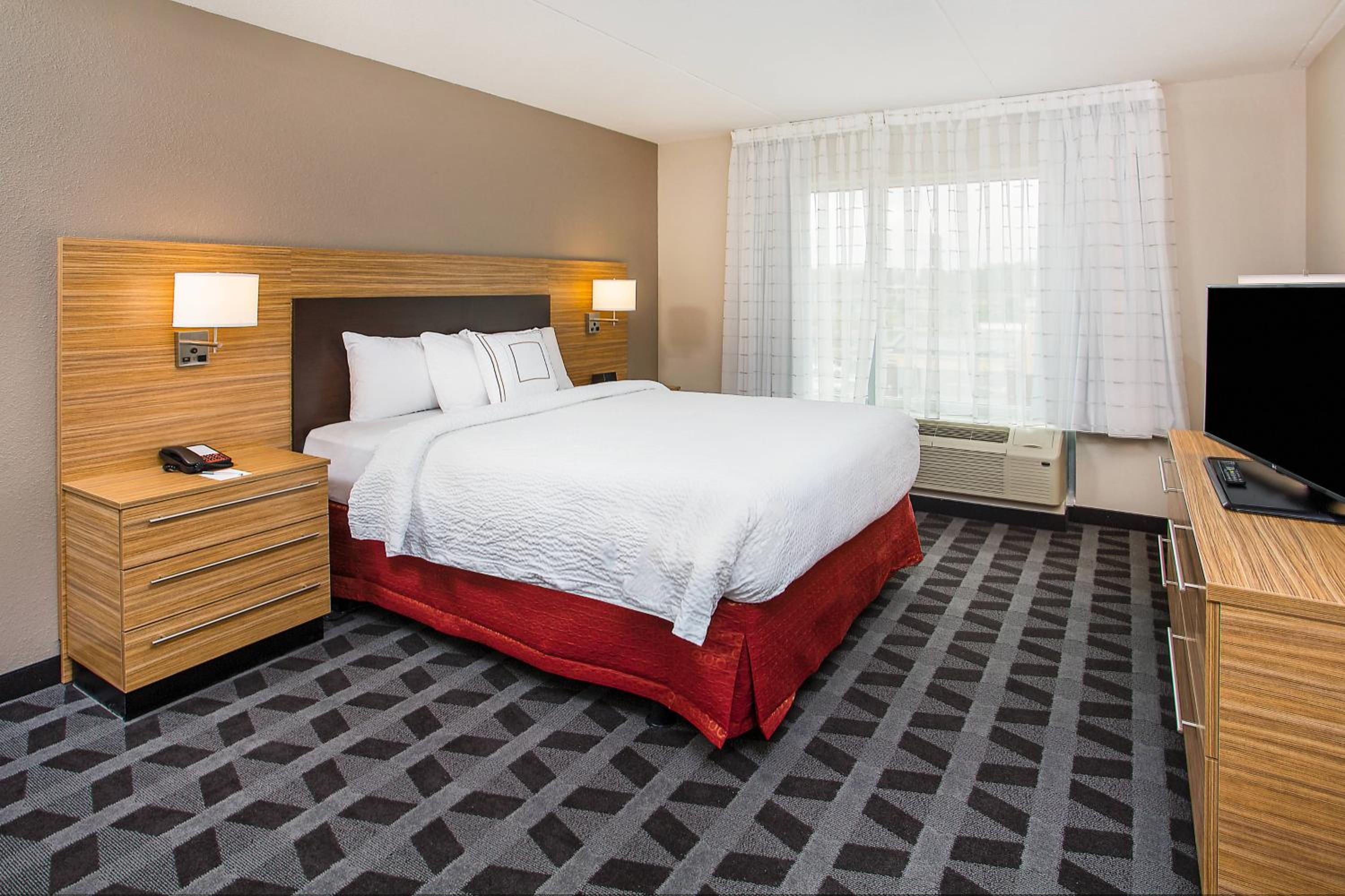 One-Bedroom Queen Suite photo 2