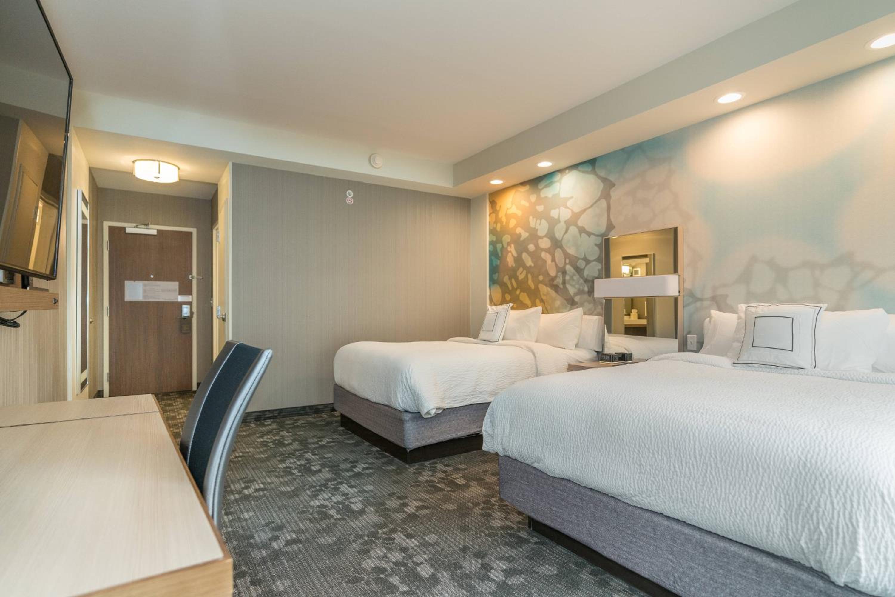 Queen Room with Two Queen Beds and Adapted Tub - Mobility and Hearing Accessible photo 3