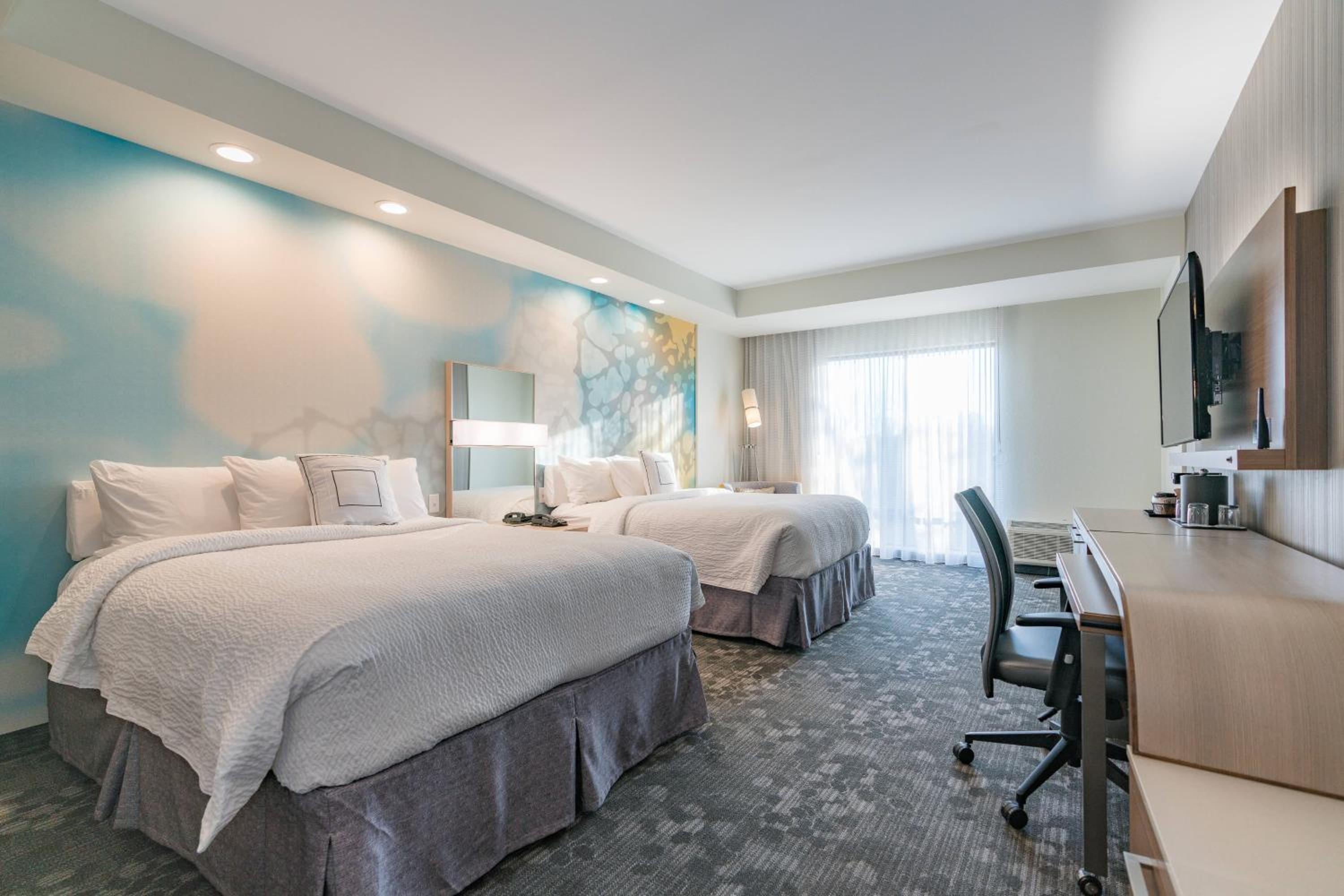 Queen Room with Two Queen Beds and Adapted Tub - Mobility and Hearing Accessible photo 2