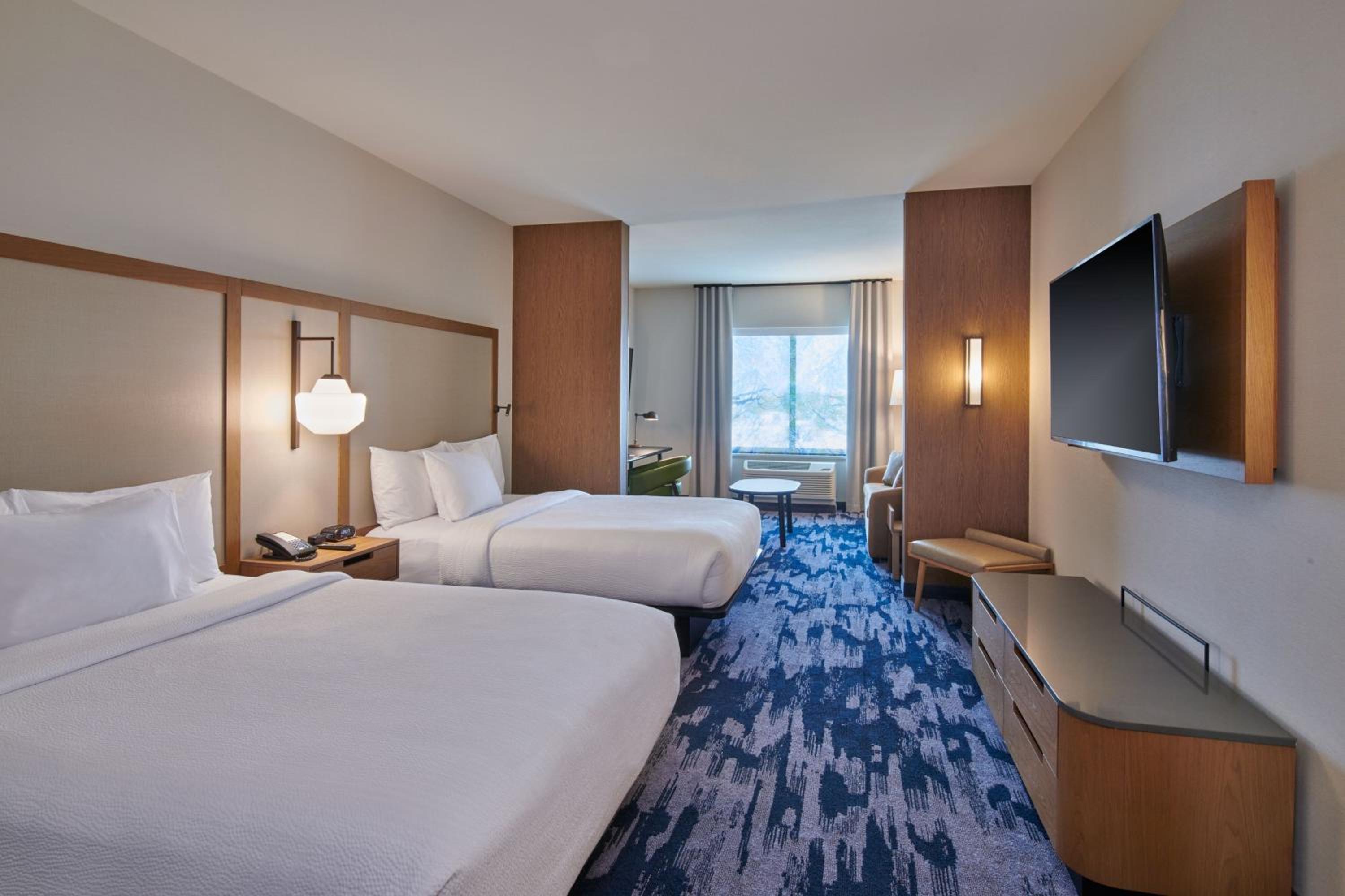 Queen Suite with Two Queen Beds, High Floor and Sofa Bed - Photo 3