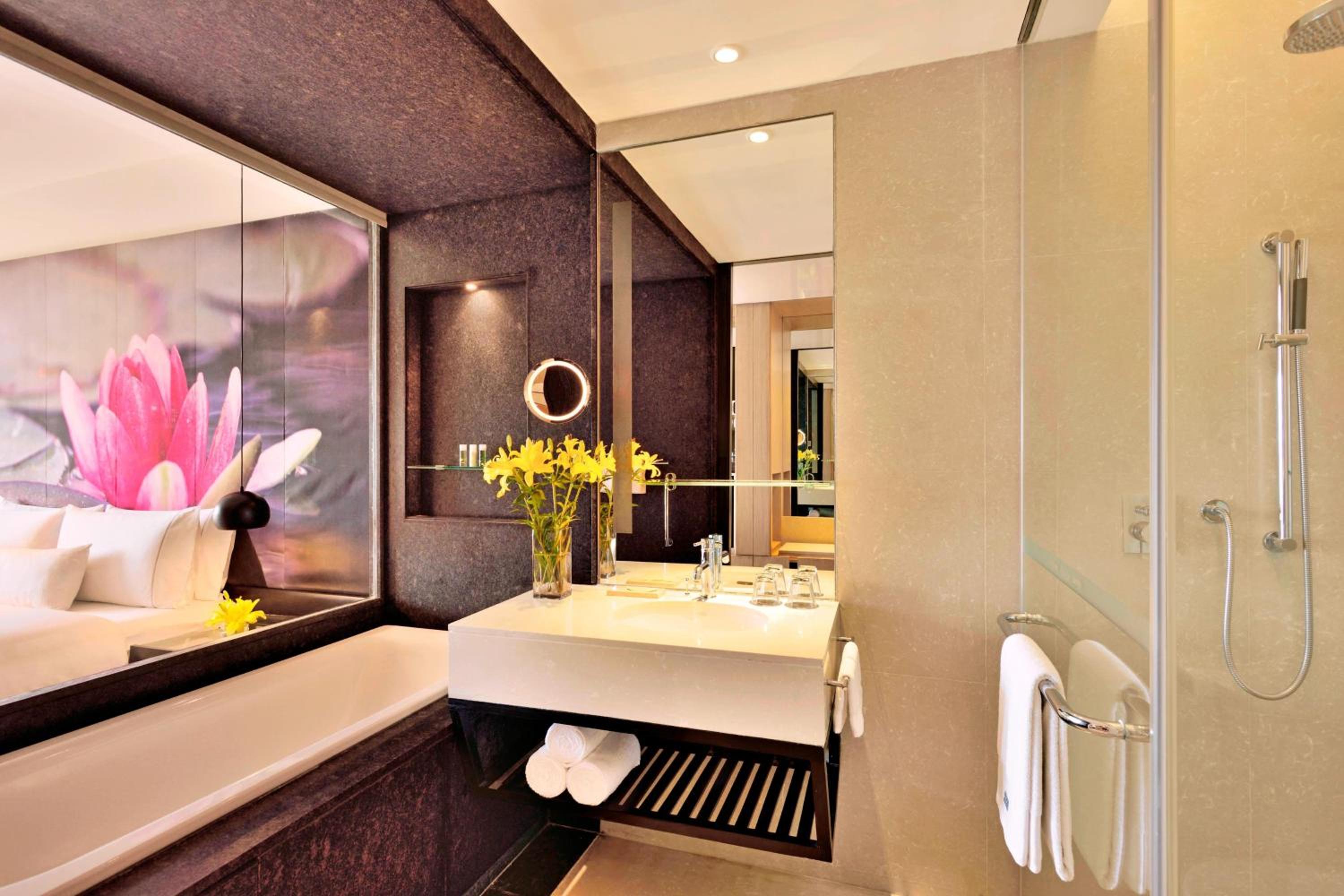 Deluxe King Room with Balcony photo 2