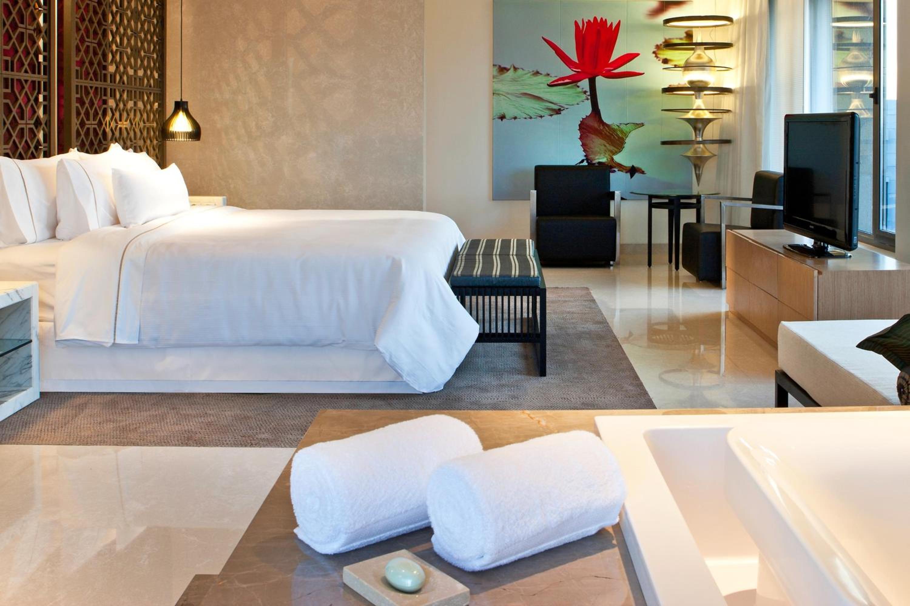 Presidential Suite, 2 Bedrooms, Lounge Access, Two way Airport Transfer