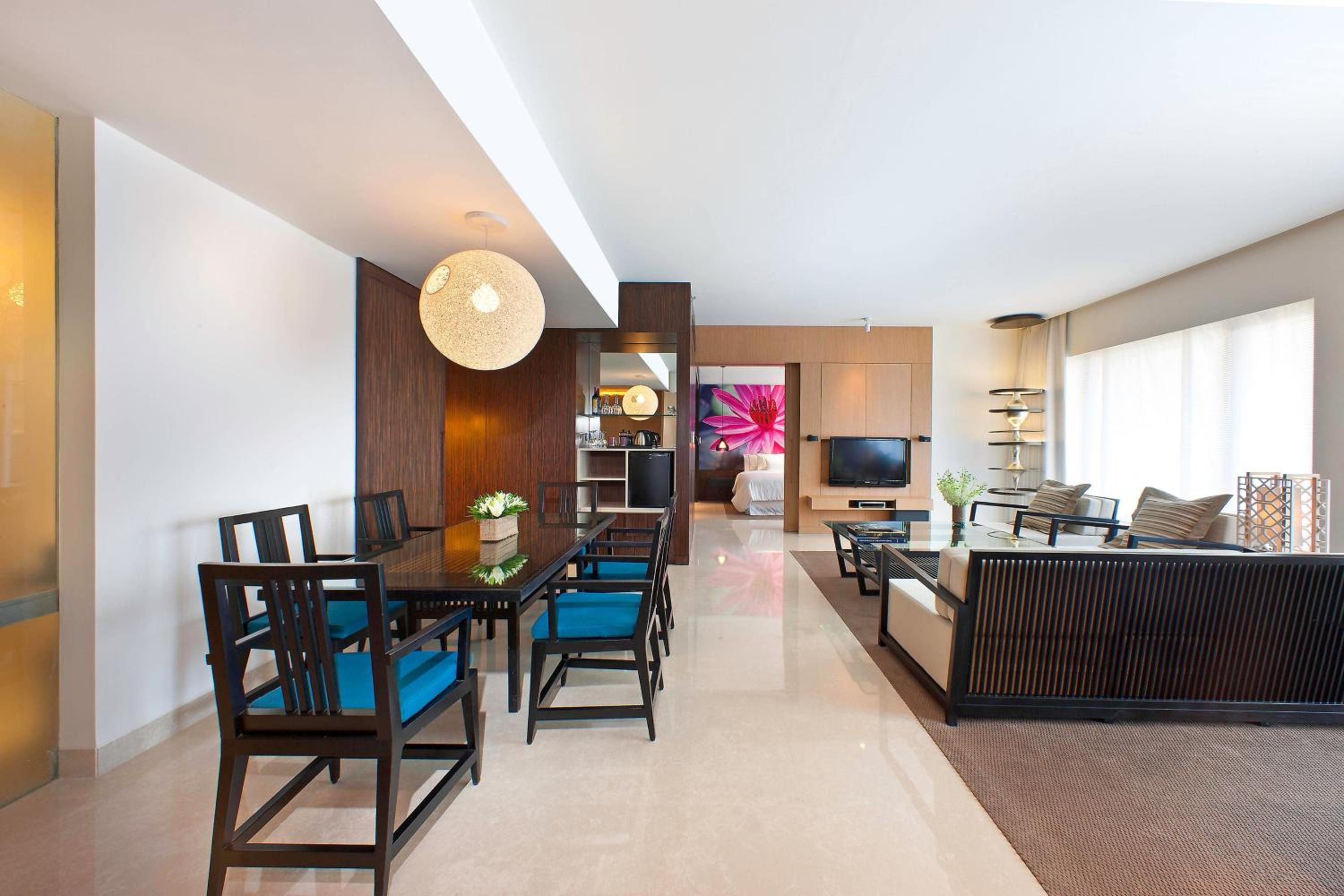 Deluxe Suite, Lounge Access, Two way Airport Transfer, 1 King Bed