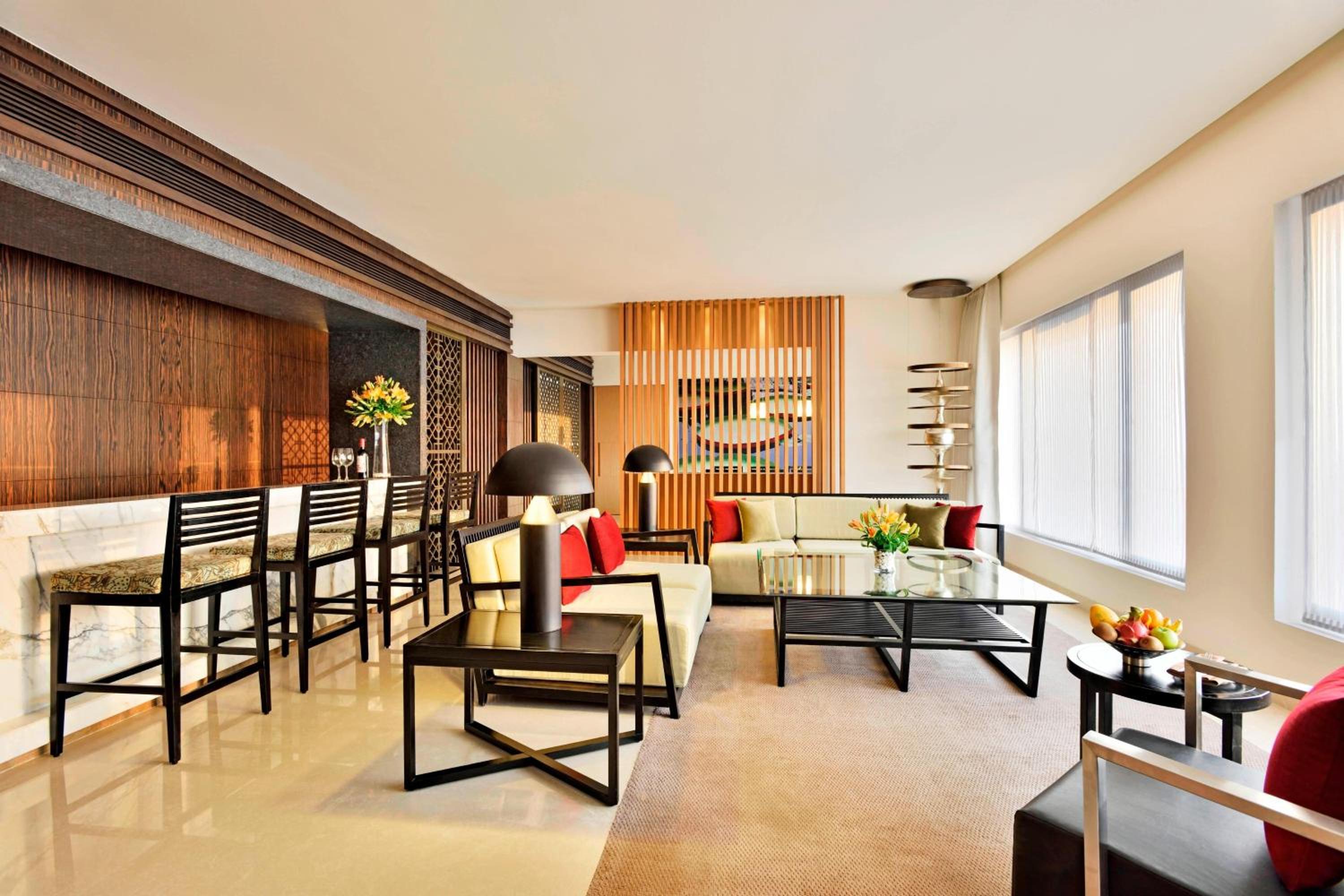 Luxury Suite, Lounge Access, Two way Airport Transfer, 1 King Bed