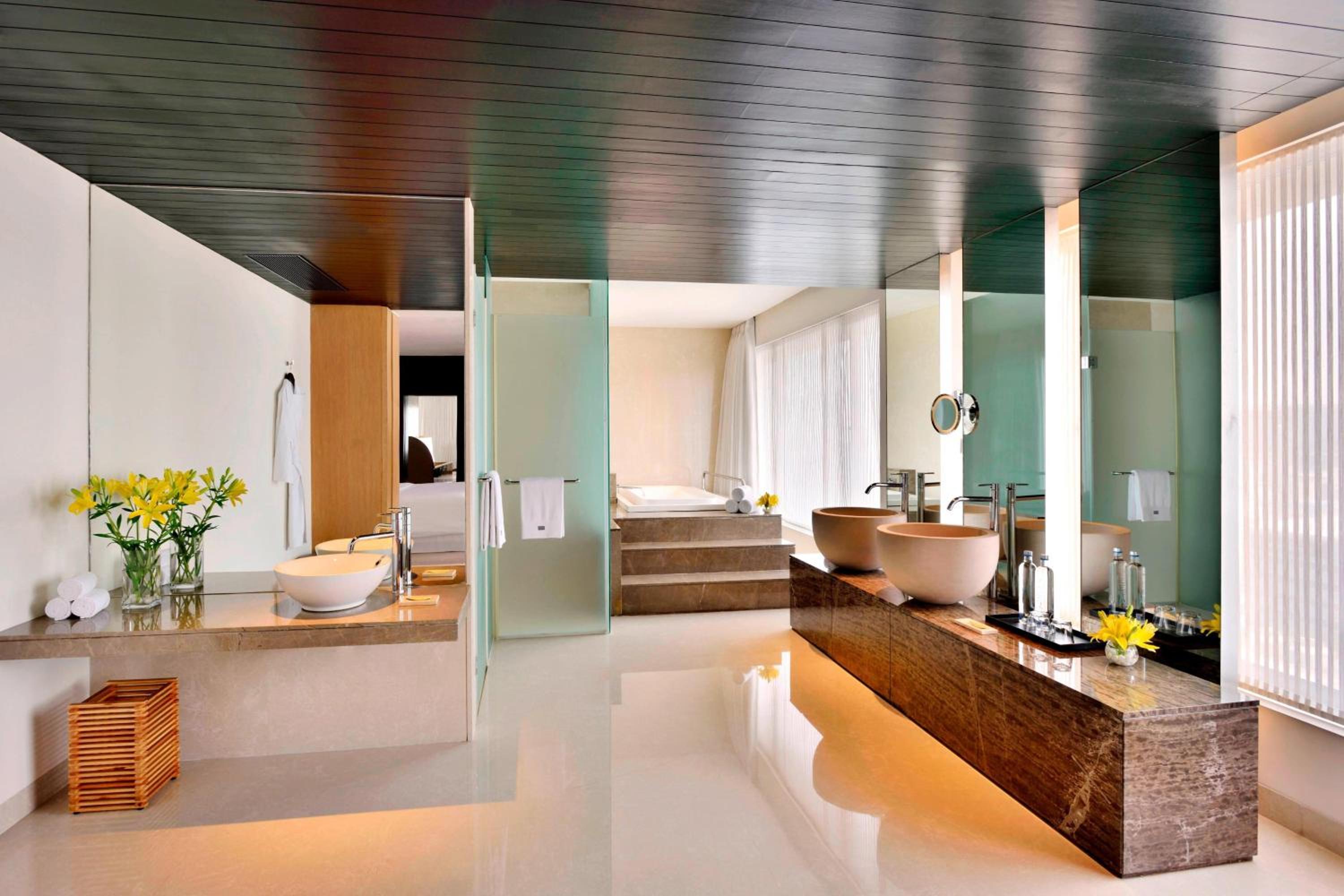 Luxury Suite, Lounge Access, Two way Airport Transfer, 1 King Bed photo 3