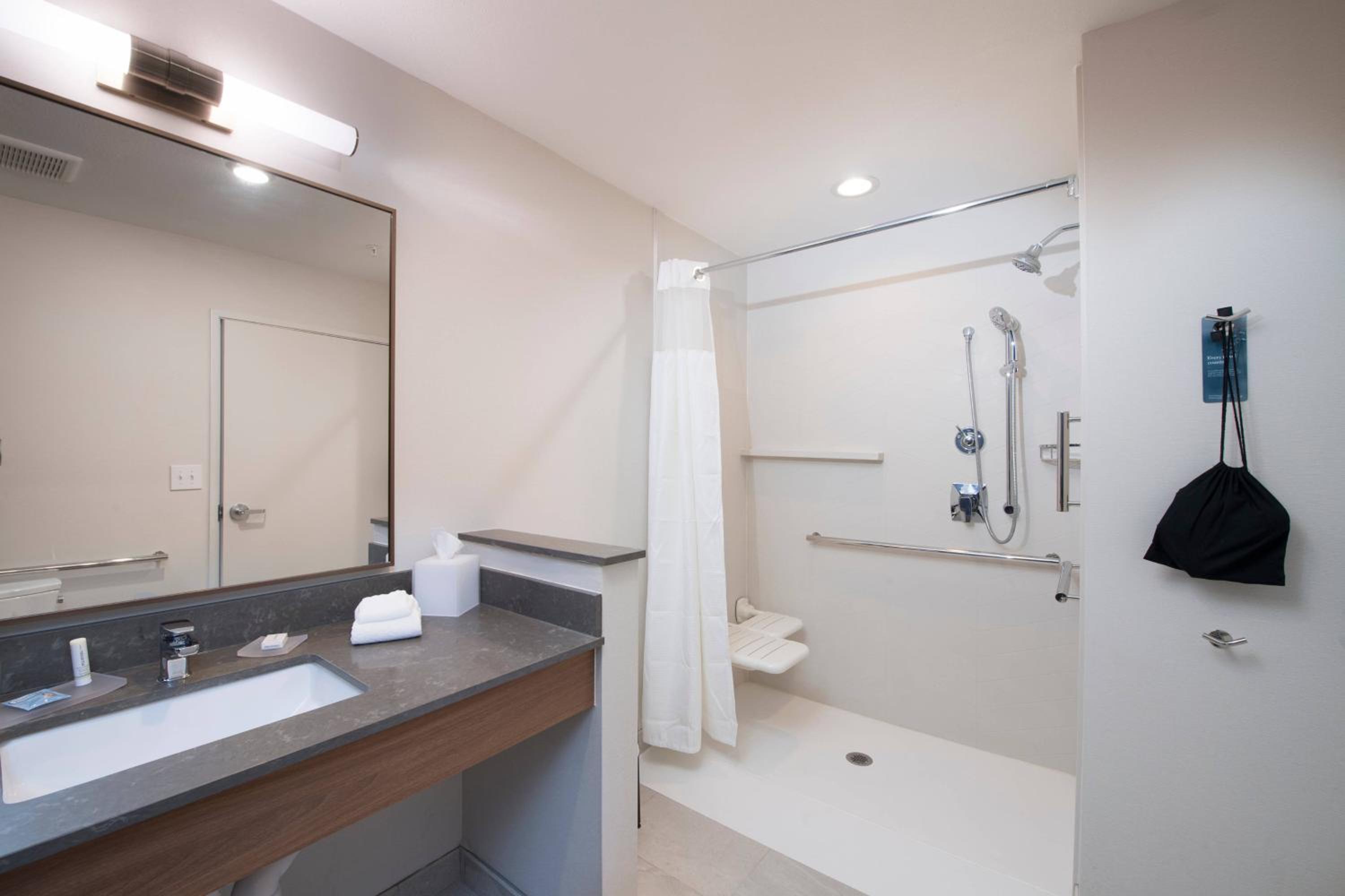 Guest Room, 1 King - Photo 2