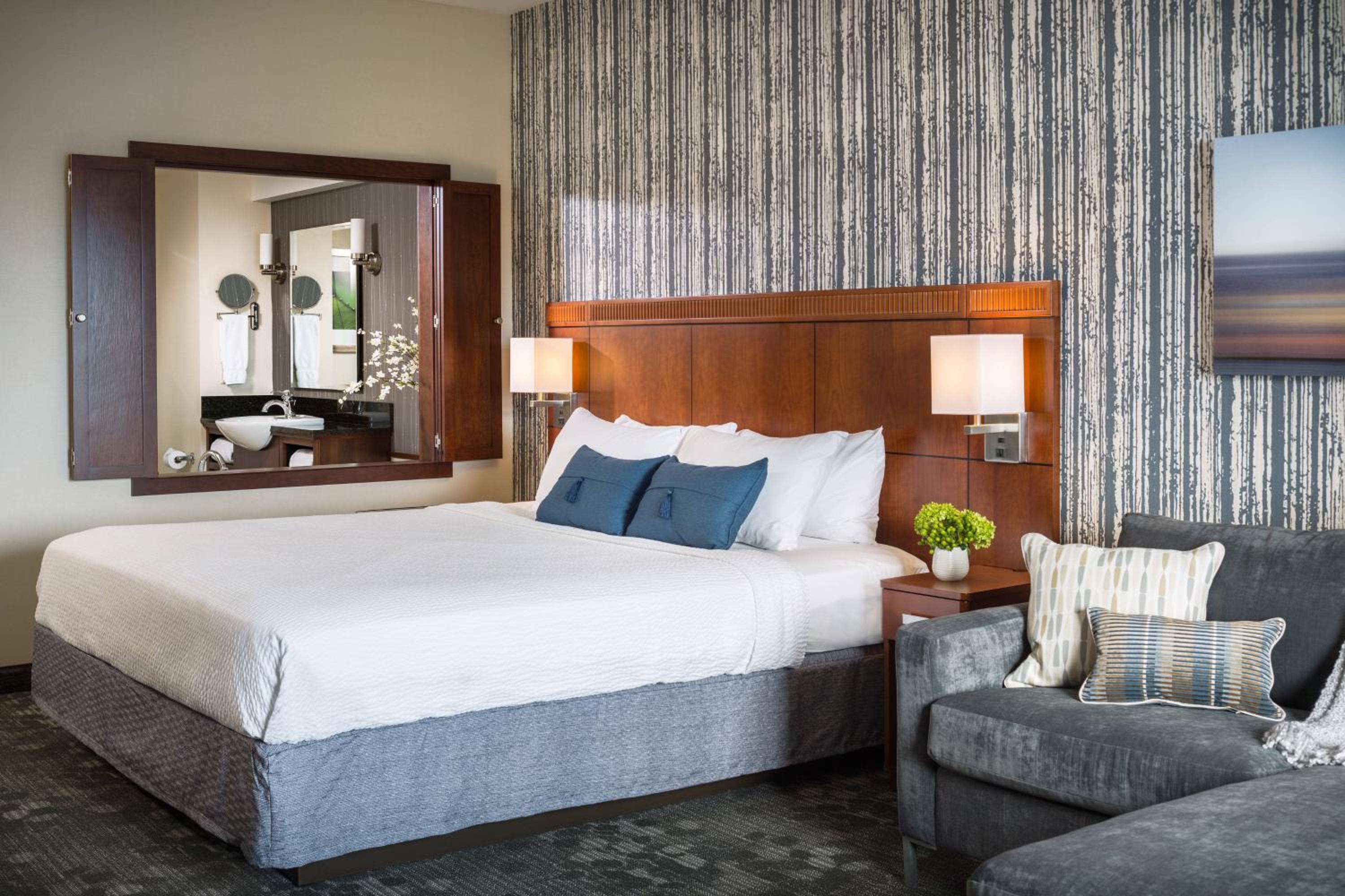 King Room with Sofa Bed, Whirlpool and Limited View