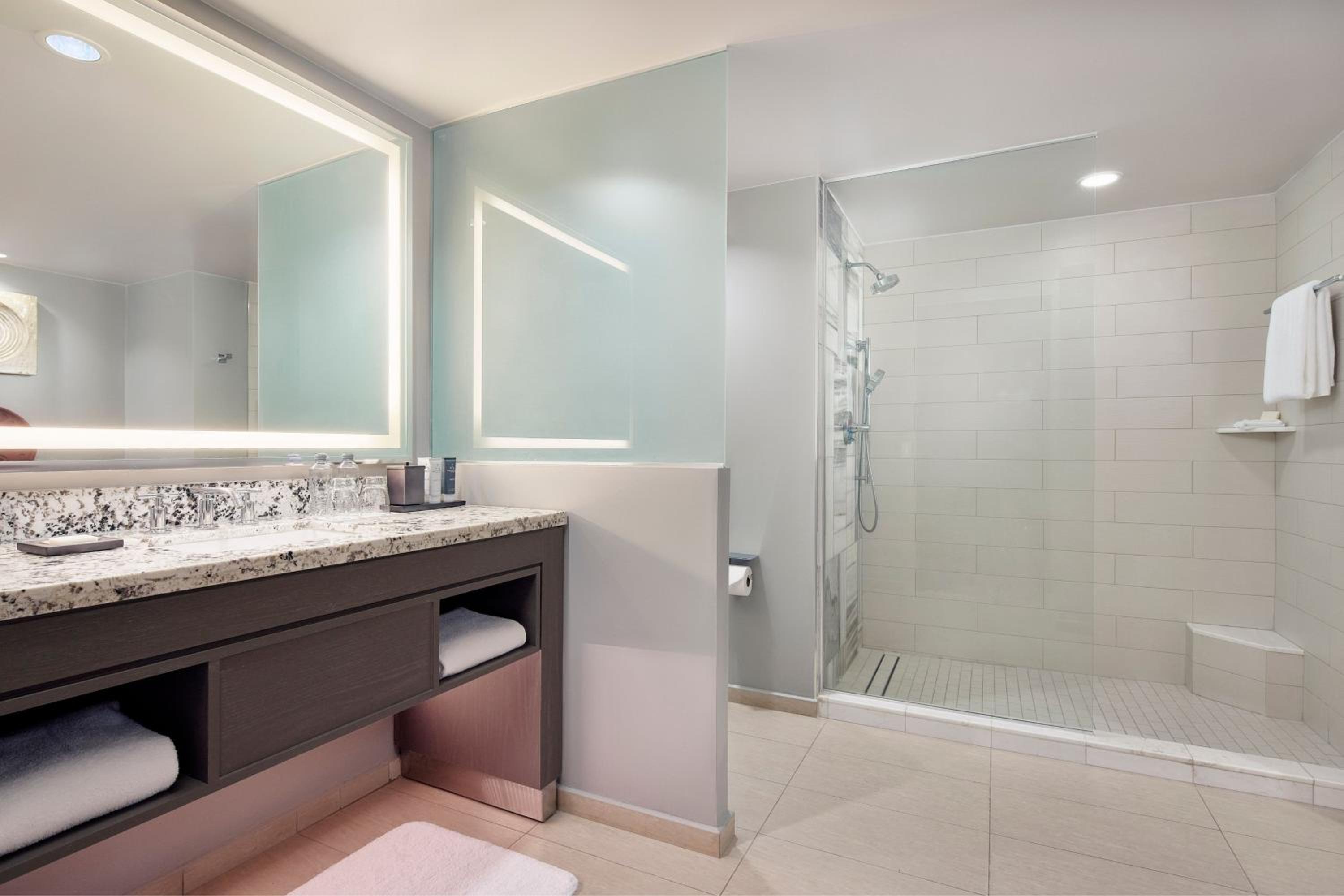 Master Suite, Executive lounge access, 1 King, Sofa bed - Photo 2