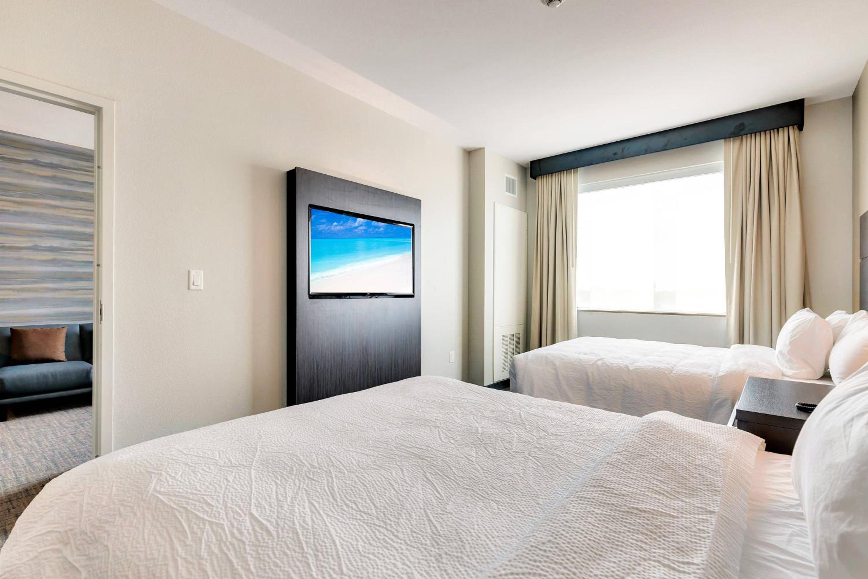1 Bedroom Suite, 2 Queen, Sofa bed, City view - Photo 4