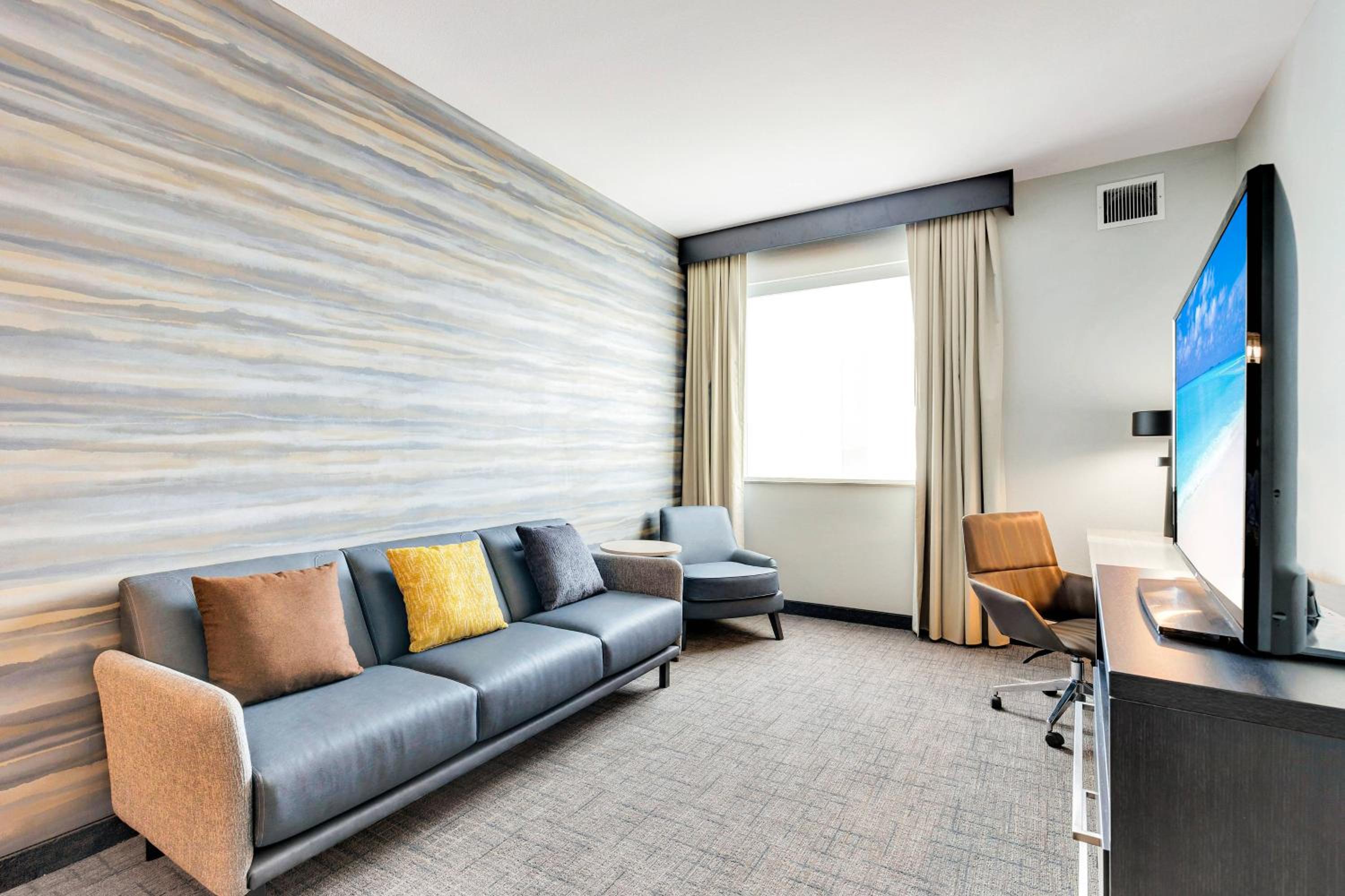 1 Bedroom Suite, 2 Queen, Sofa bed, City view - Photo 3