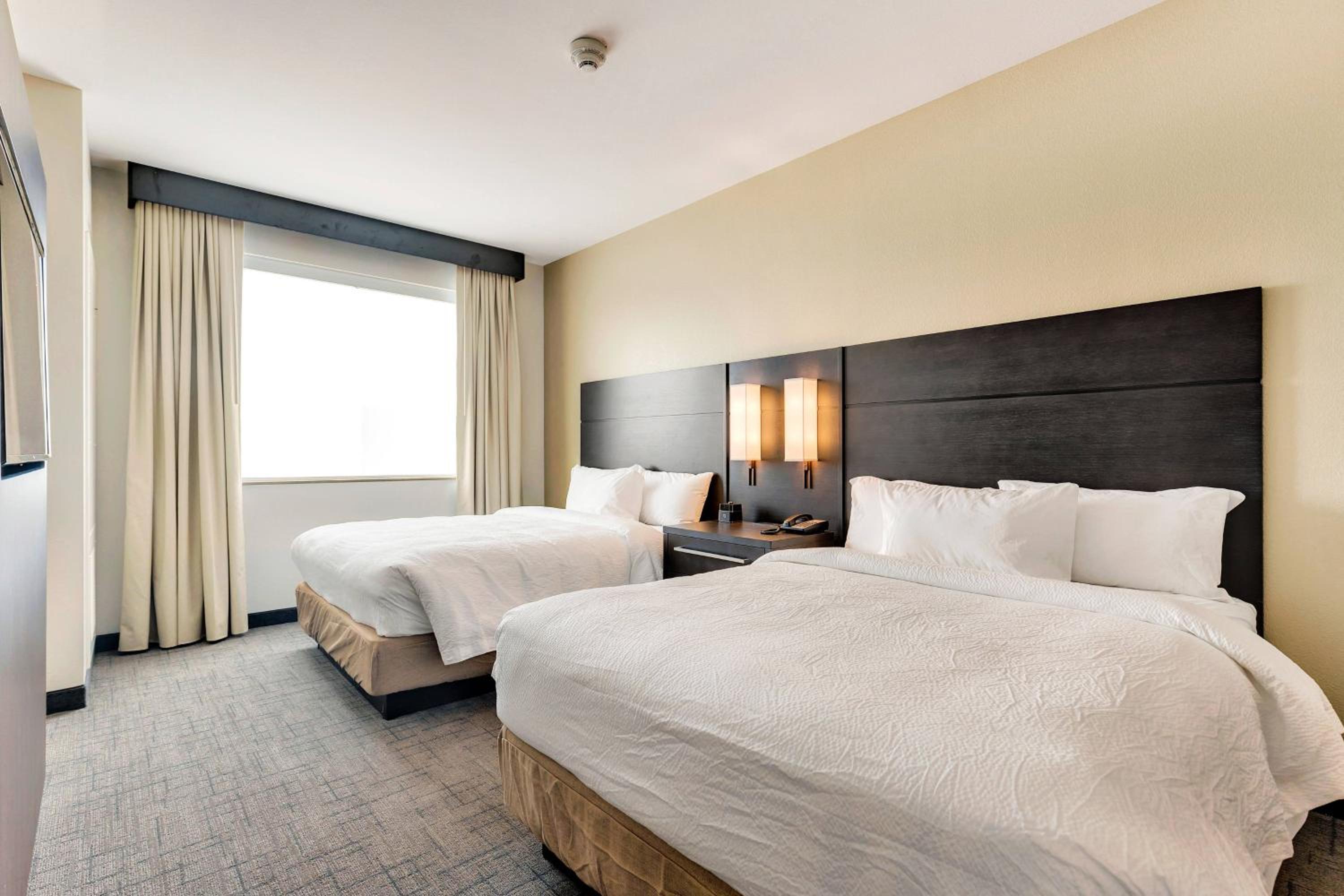 1 Bedroom Suite, 2 Queen, Sofa bed, City view - Photo 2