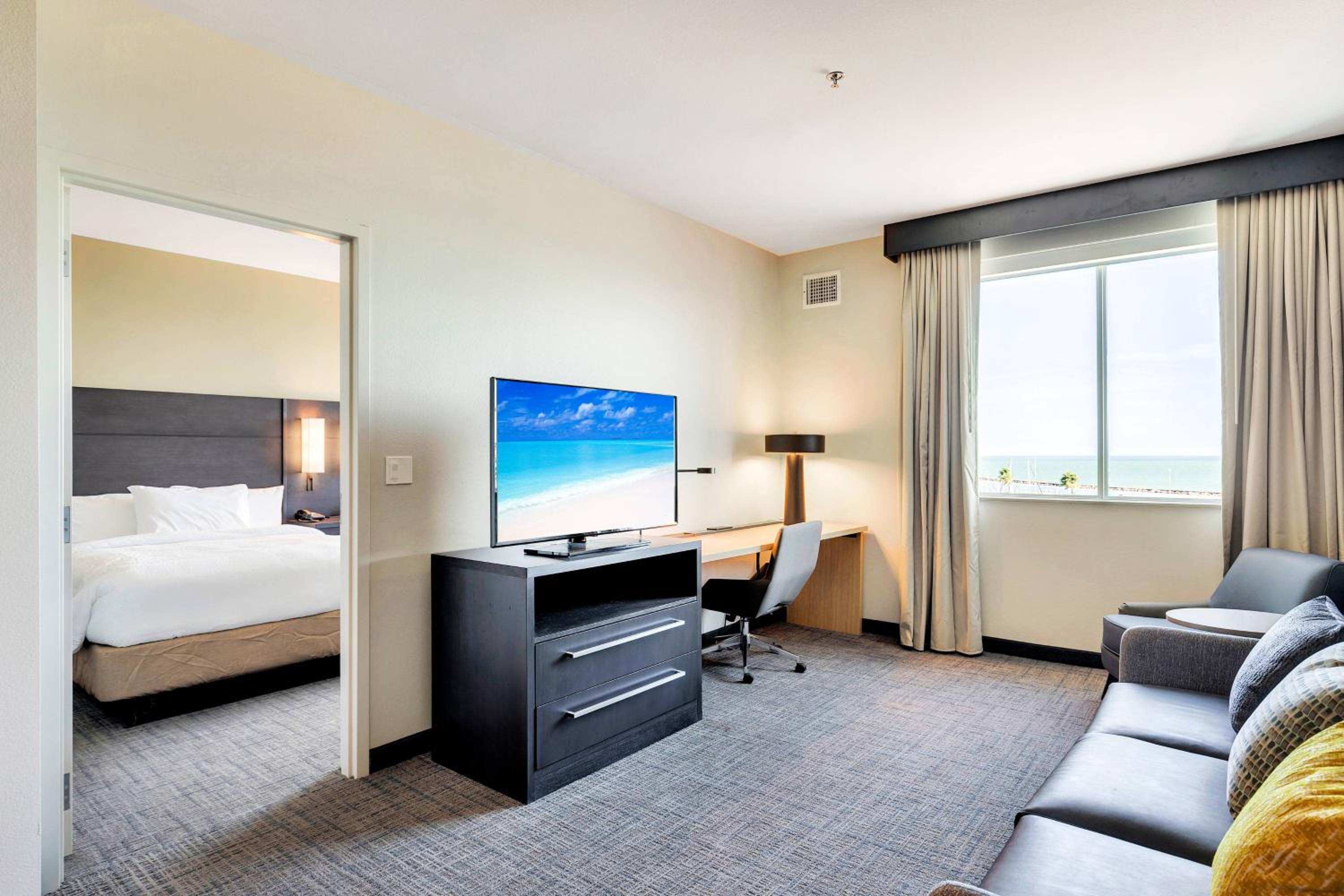 1 Bedroom Suite, 1 King, Bay view - Photo 2