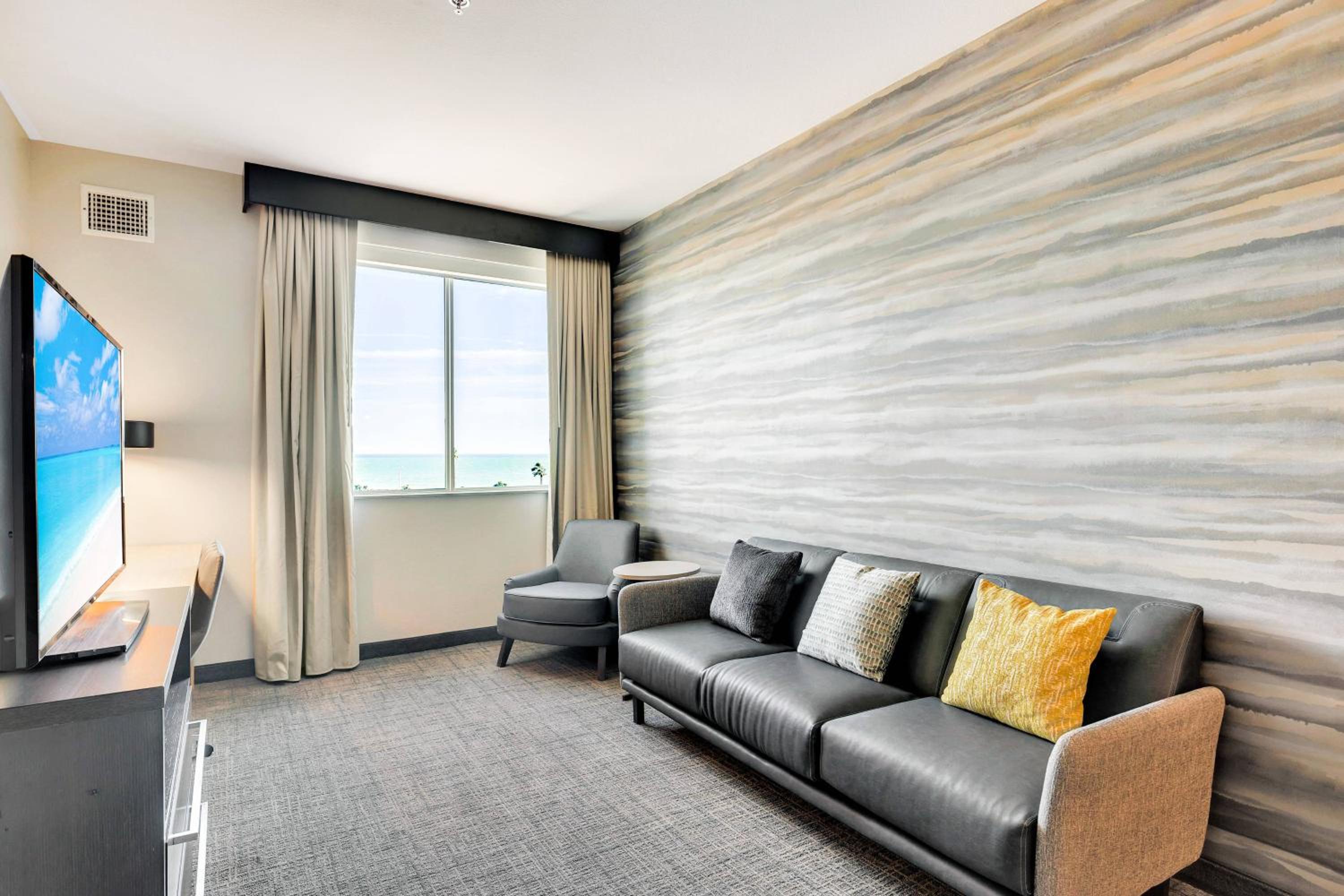 1 Bedroom Suite, 1 King, Bay view - Photo 1