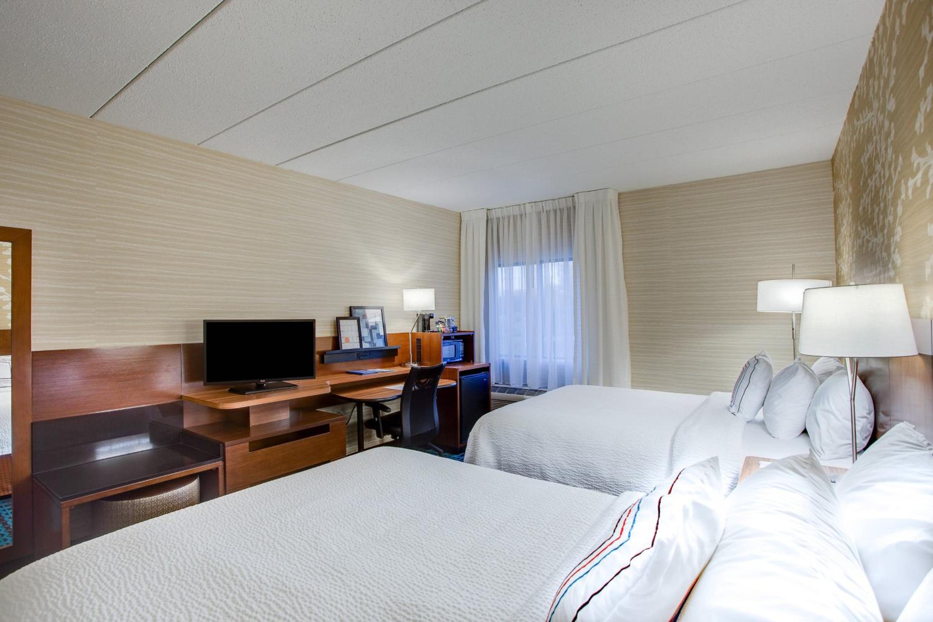 Queen Room with Two Queen Beds - Photo 3