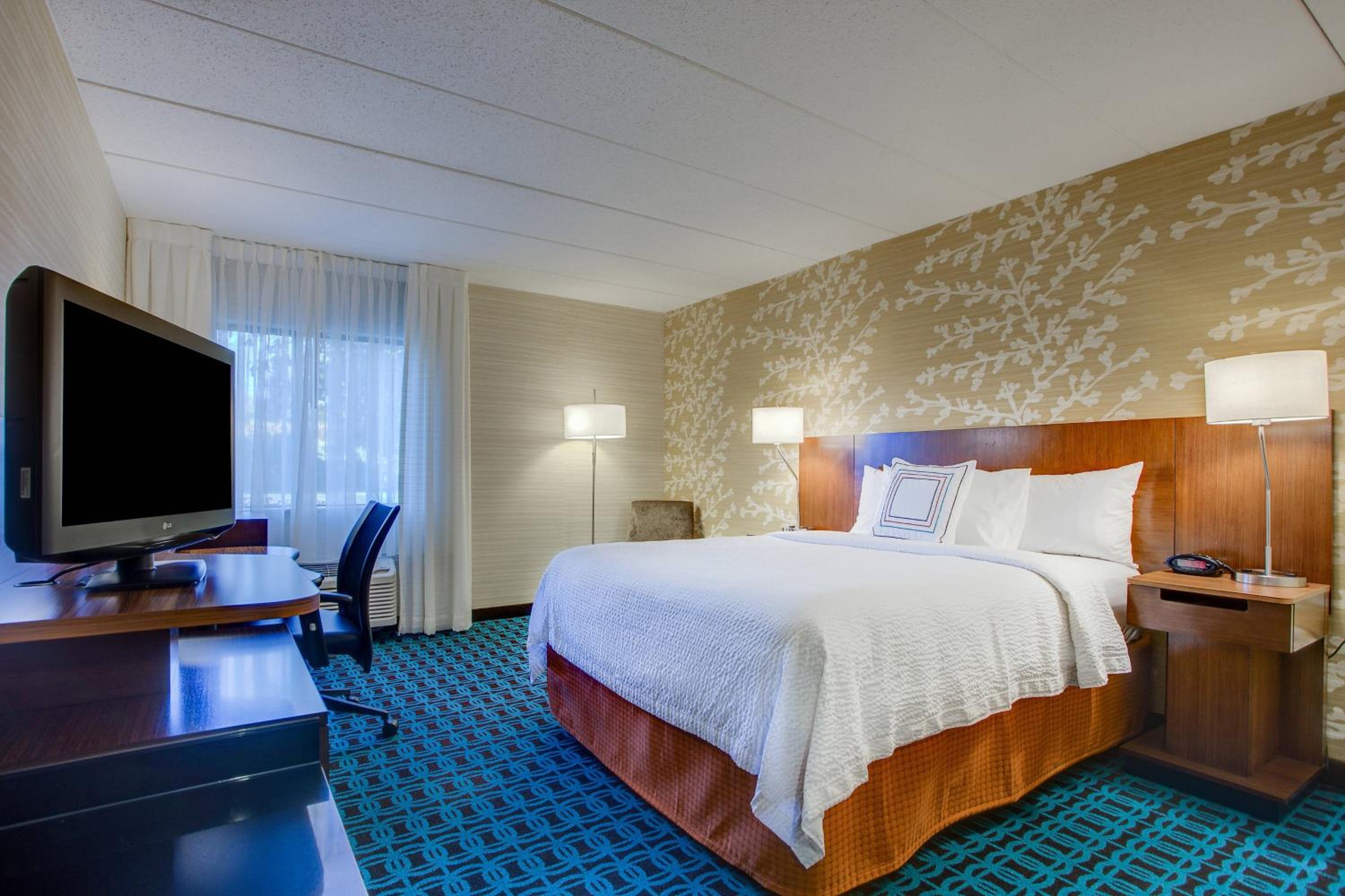 King Room with Sofa Bed and Adapted Tub - Mobility and Hearing Accessible - Photo 1