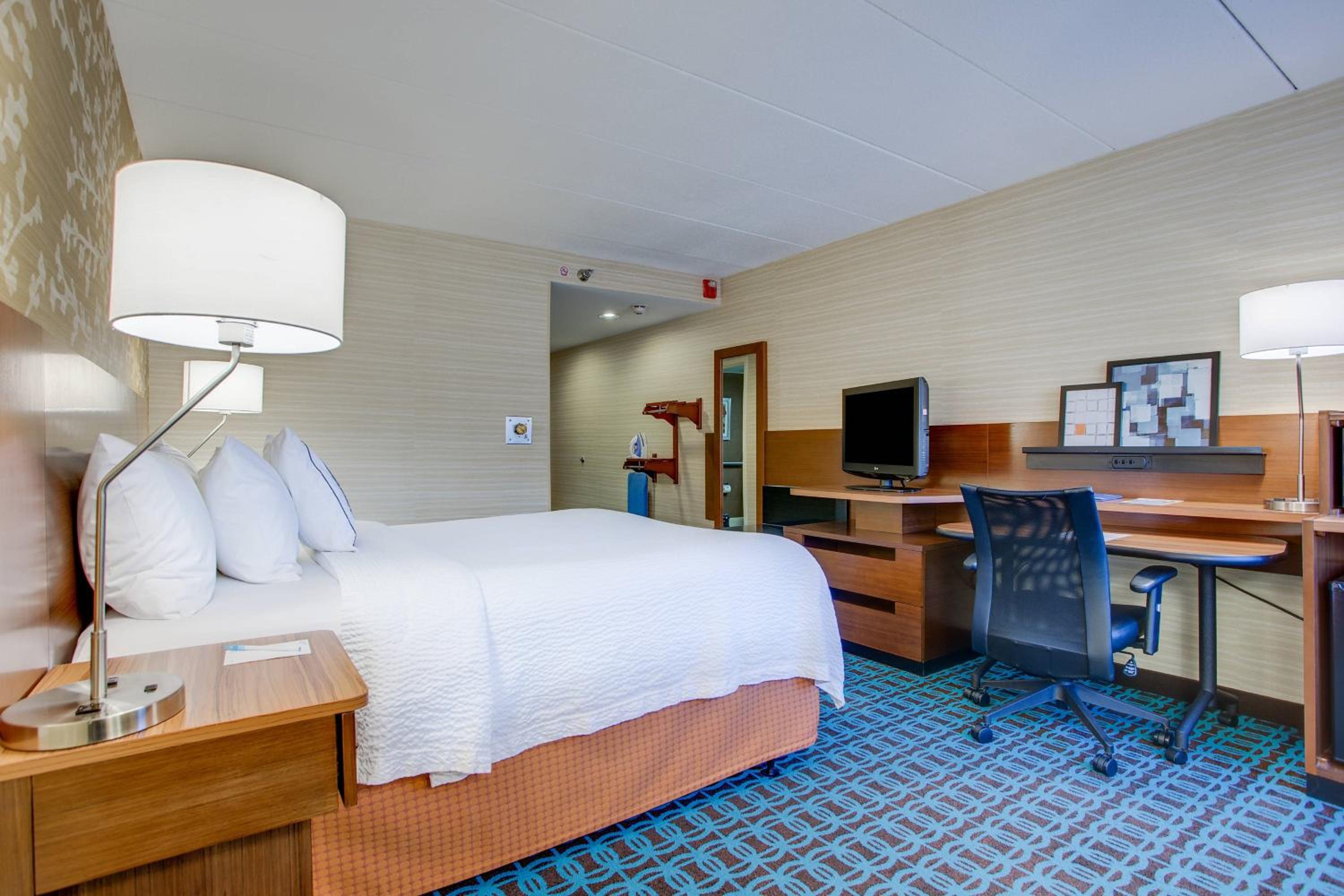 King Room with Sofa Bed and Adapted Tub - Mobility and Hearing Accessible - Photo 5