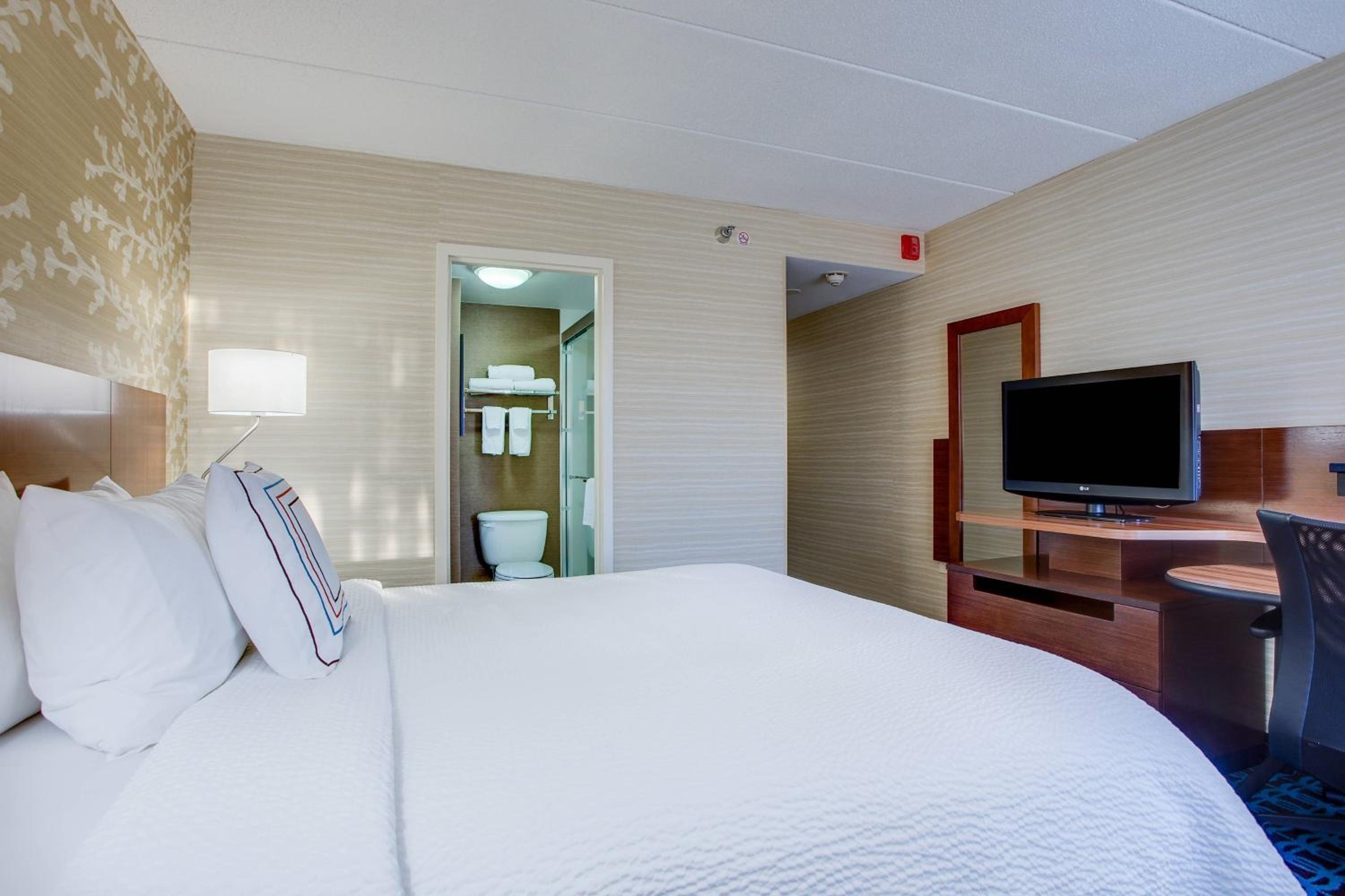 King Room with Sofa Bed and Adapted Tub - Mobility and Hearing Accessible - Photo 4