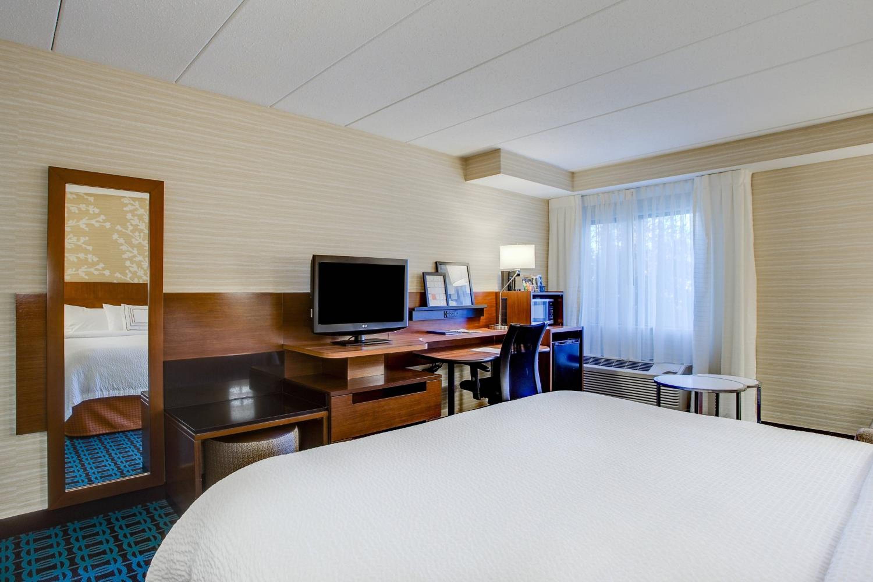 King Room with Sofa Bed and Adapted Tub - Mobility and Hearing Accessible - Photo 3