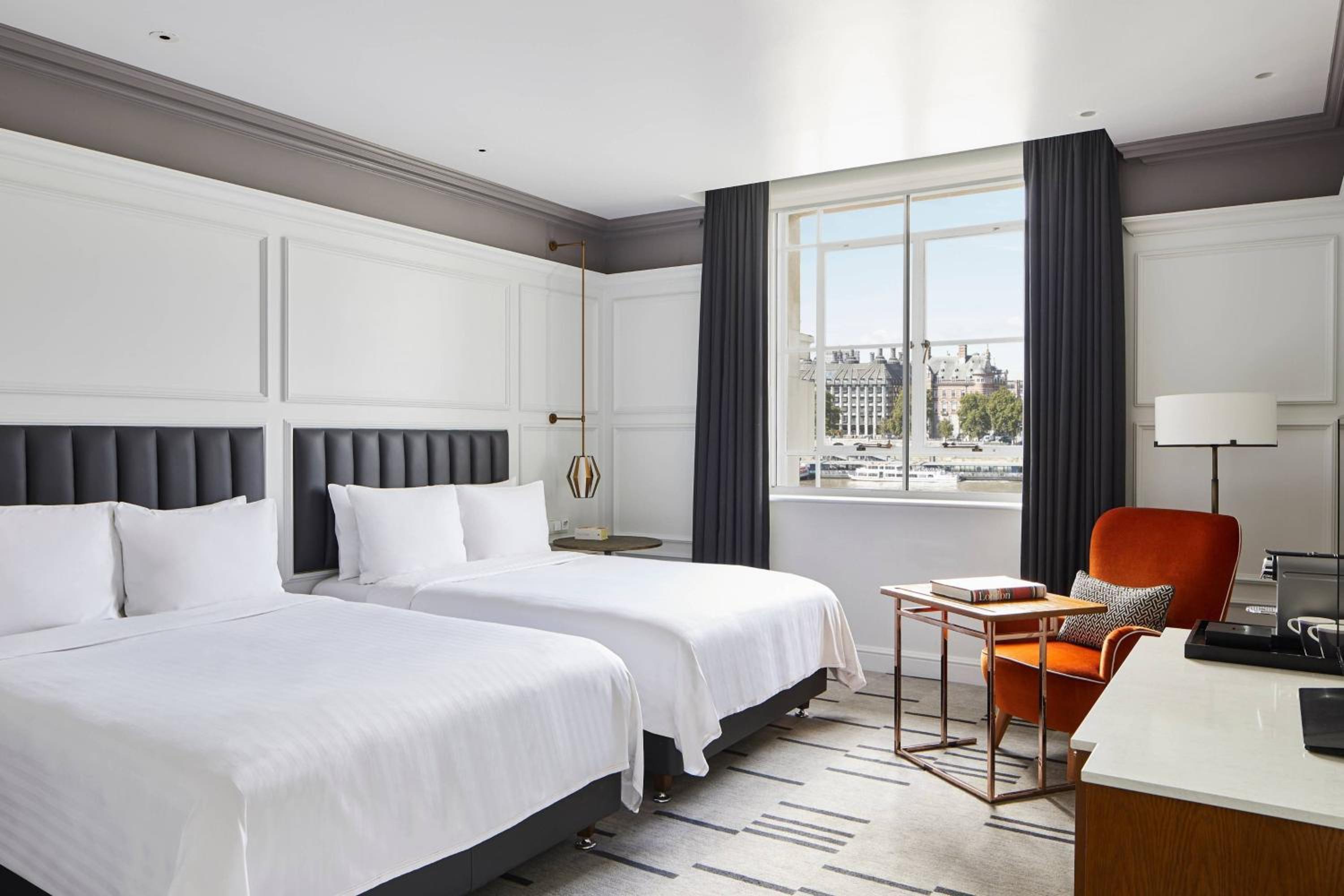 Double Room with Two Double Beds and River View thumbnail 6
