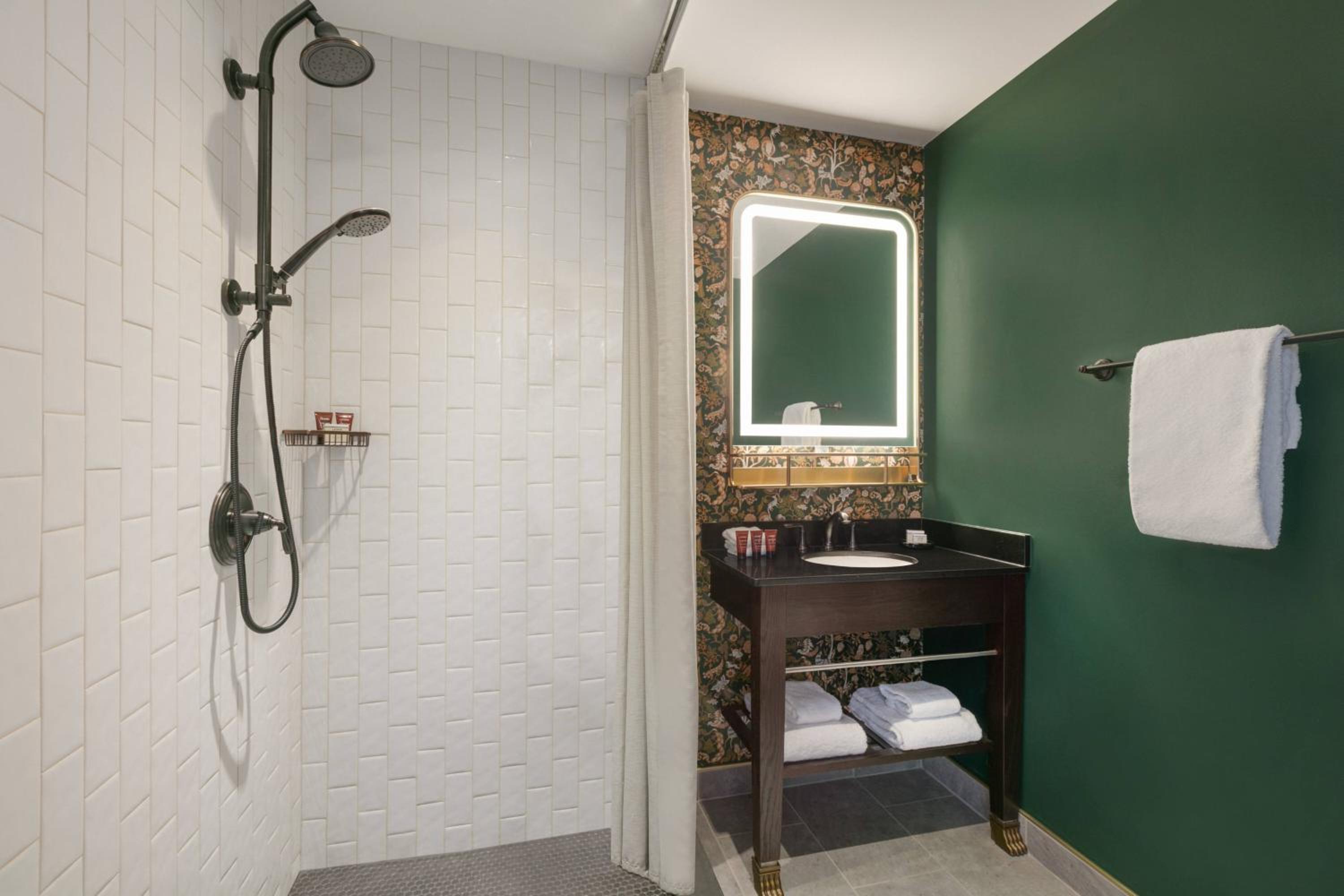 Queen Room - Photo 7