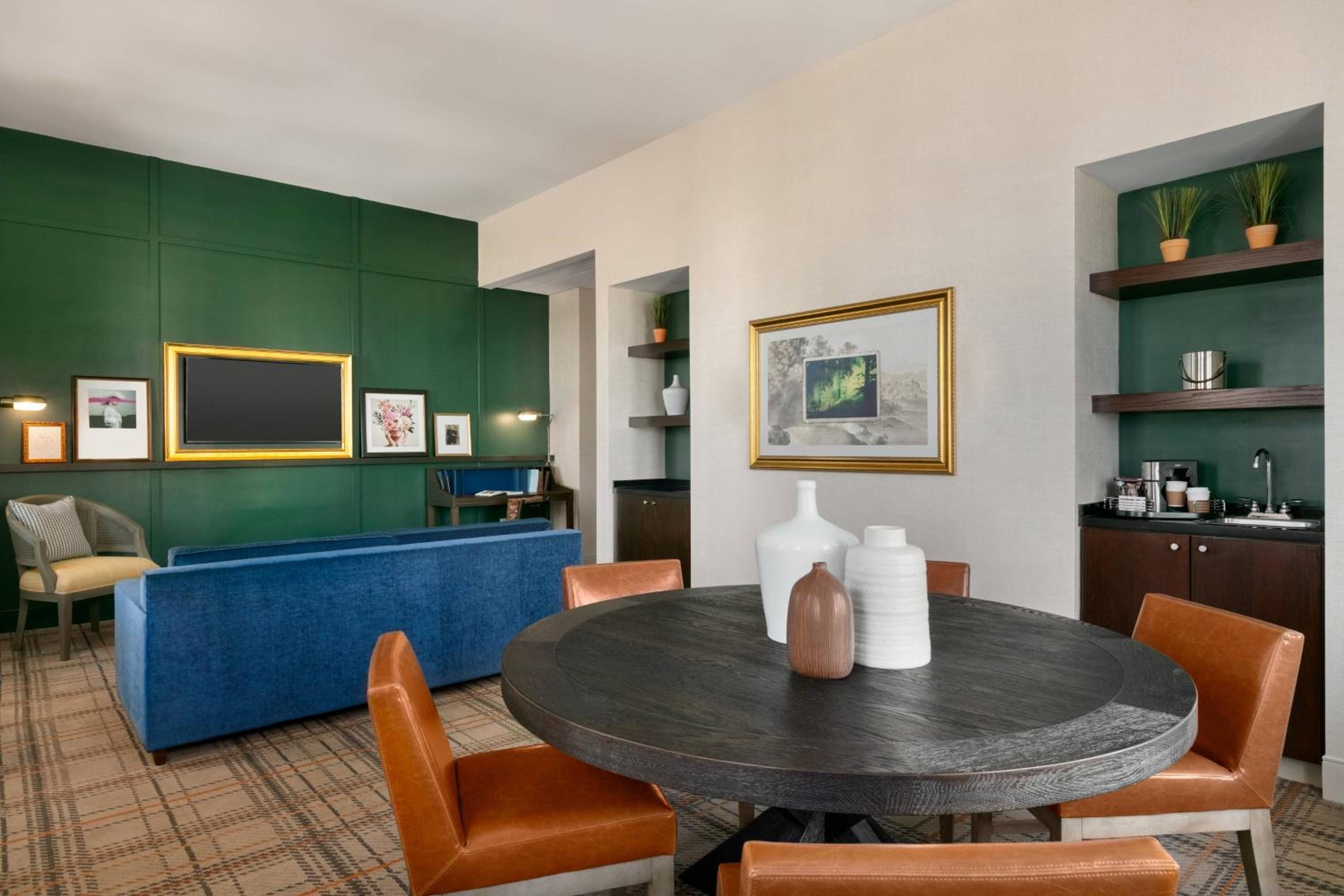 Penthouse King Suite - Photo 5