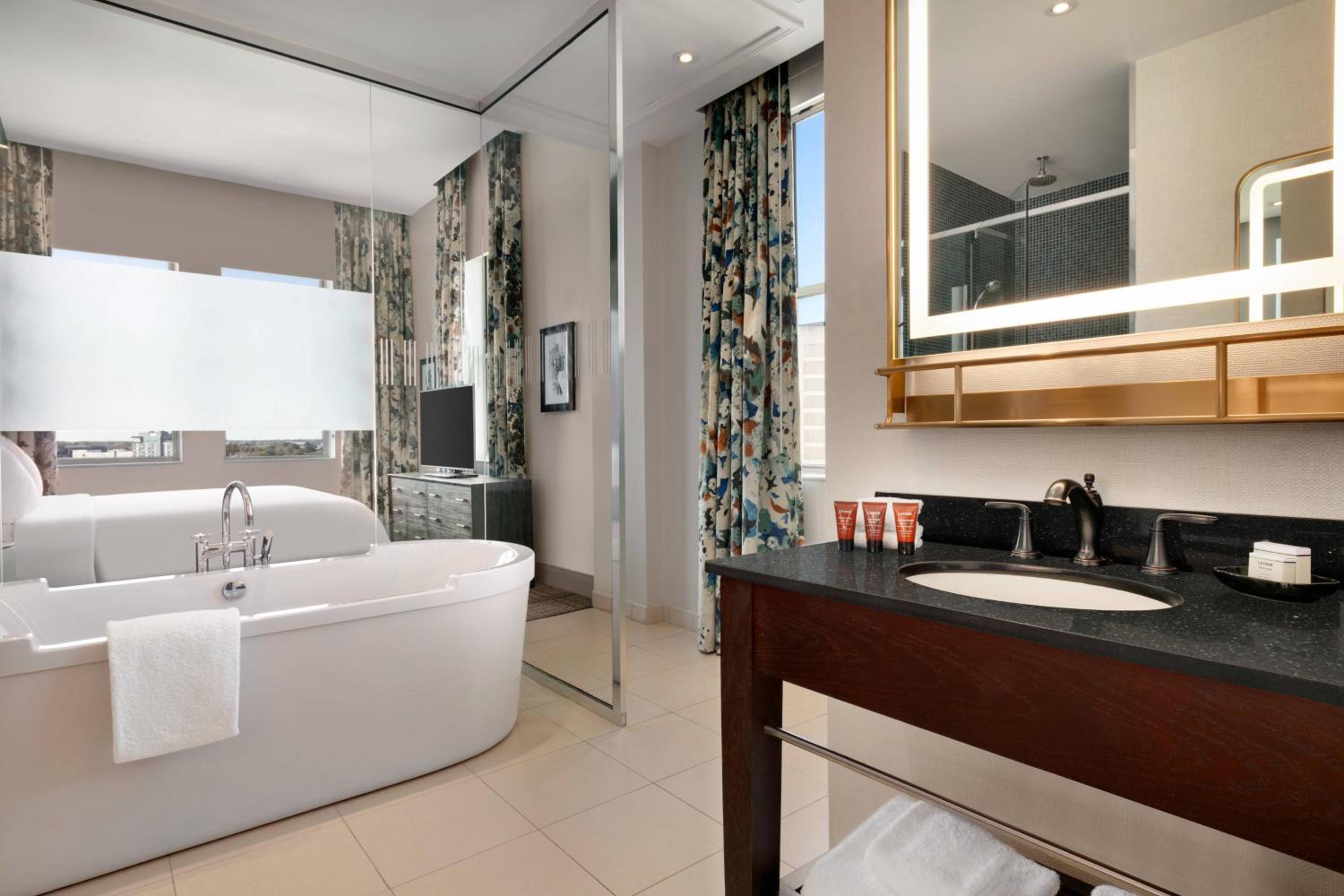Penthouse King Suite - Photo 2