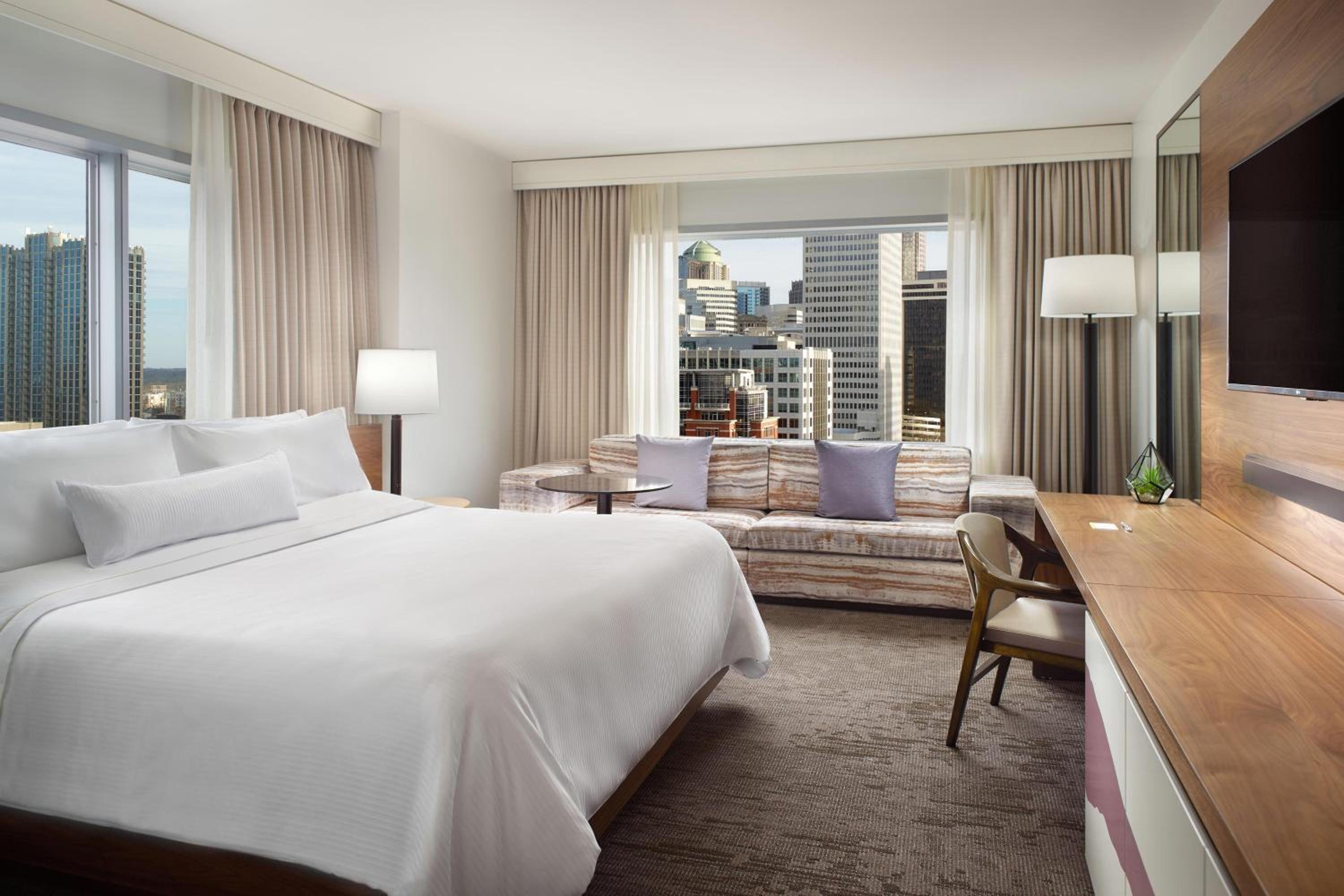 Larger Guest room, 1 King, City view, Corner room