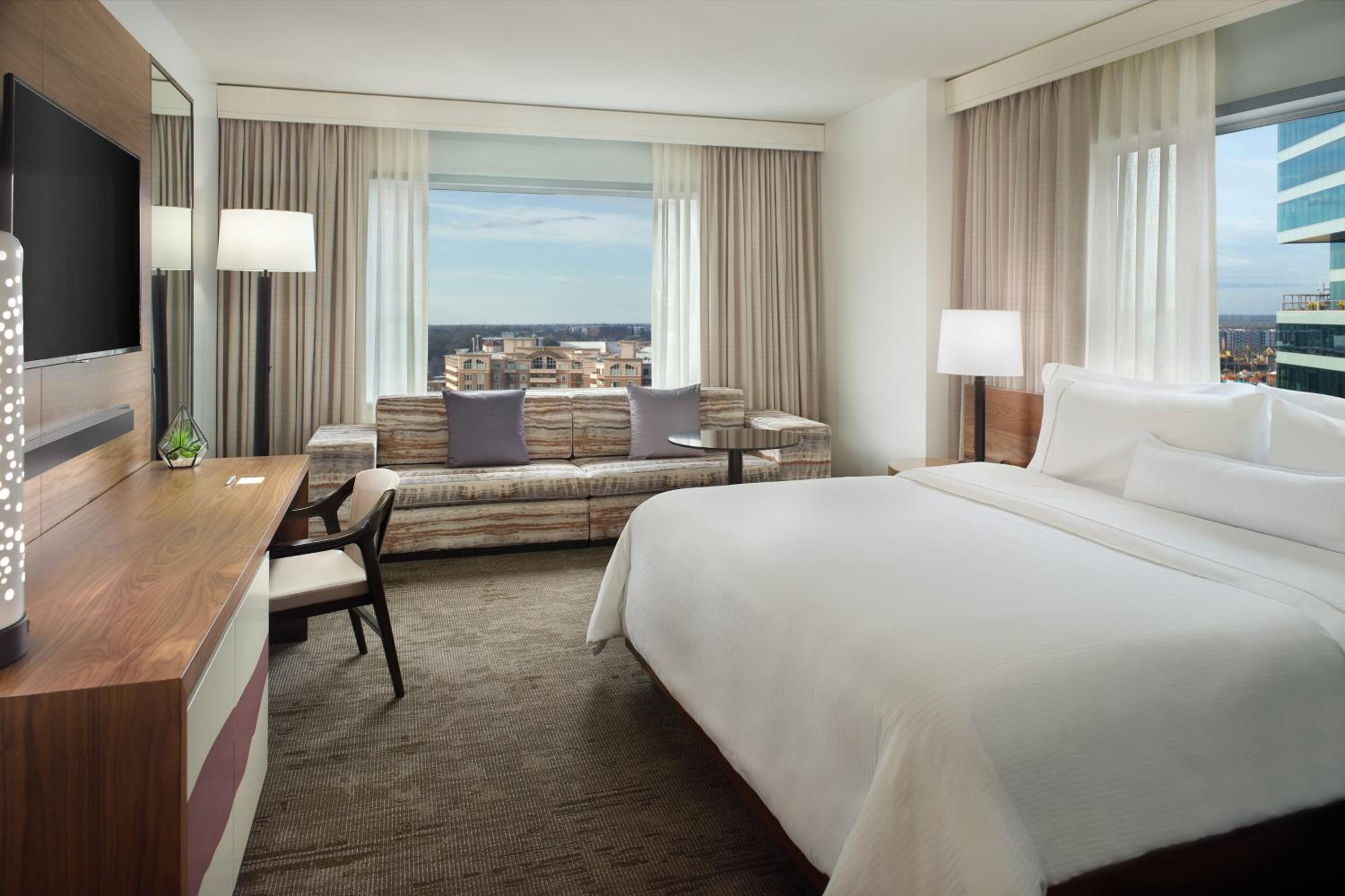 Superior Corner, Larger Guest room, 1 King, Corner room