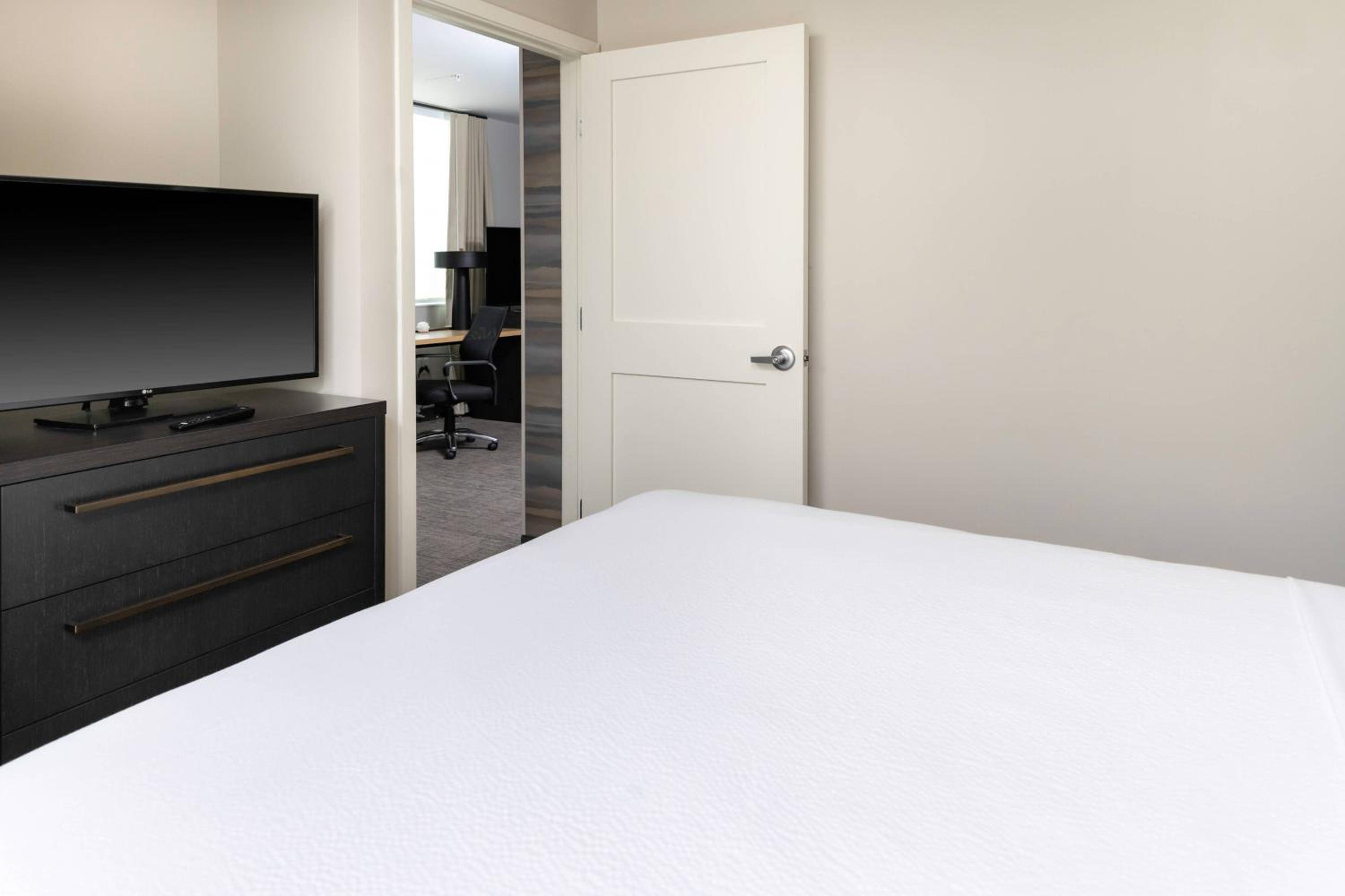 1 Bedroom Suite, 1 King, Sofa bed photo 2